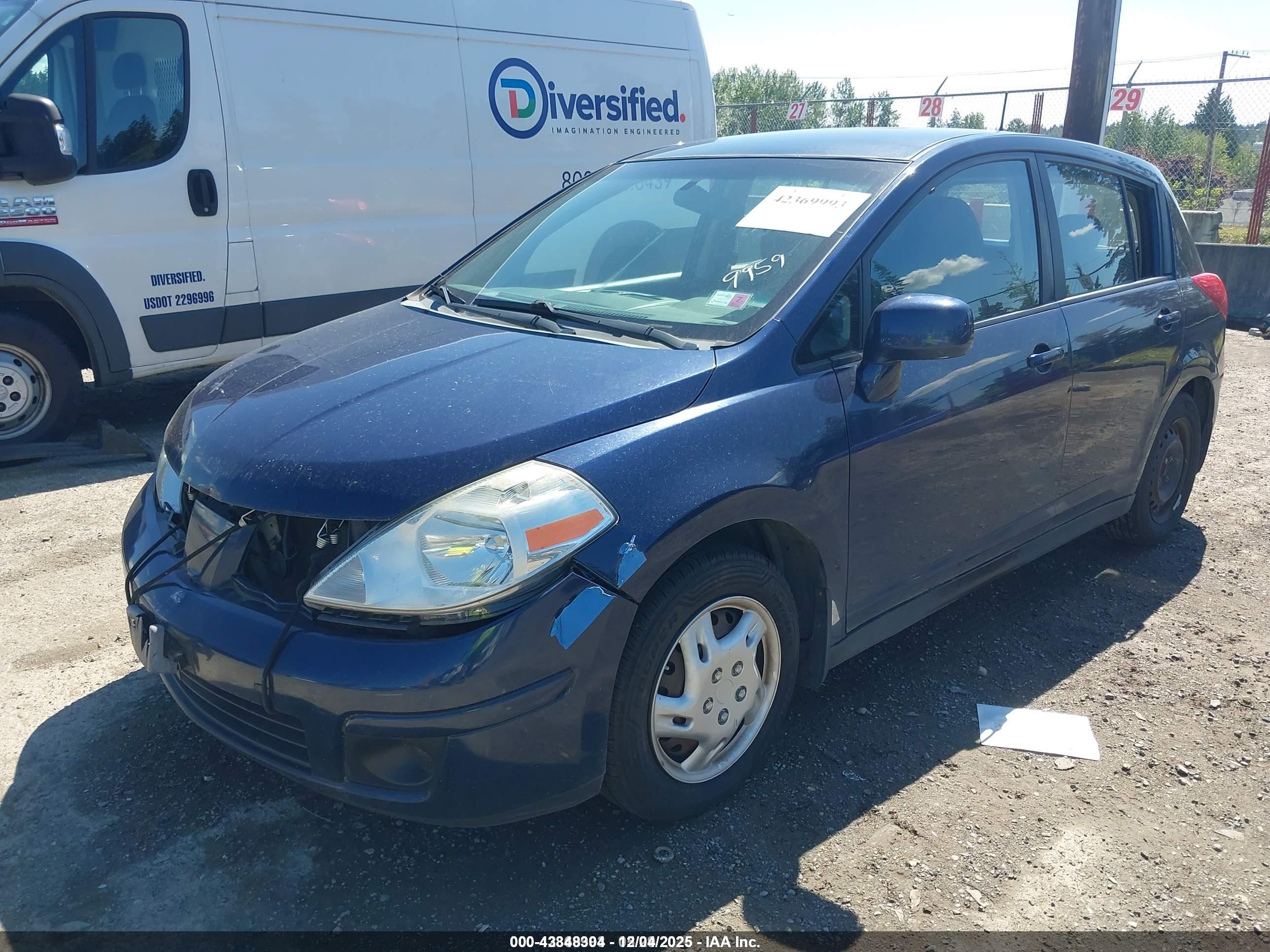 NISSAN VERSA image 2
