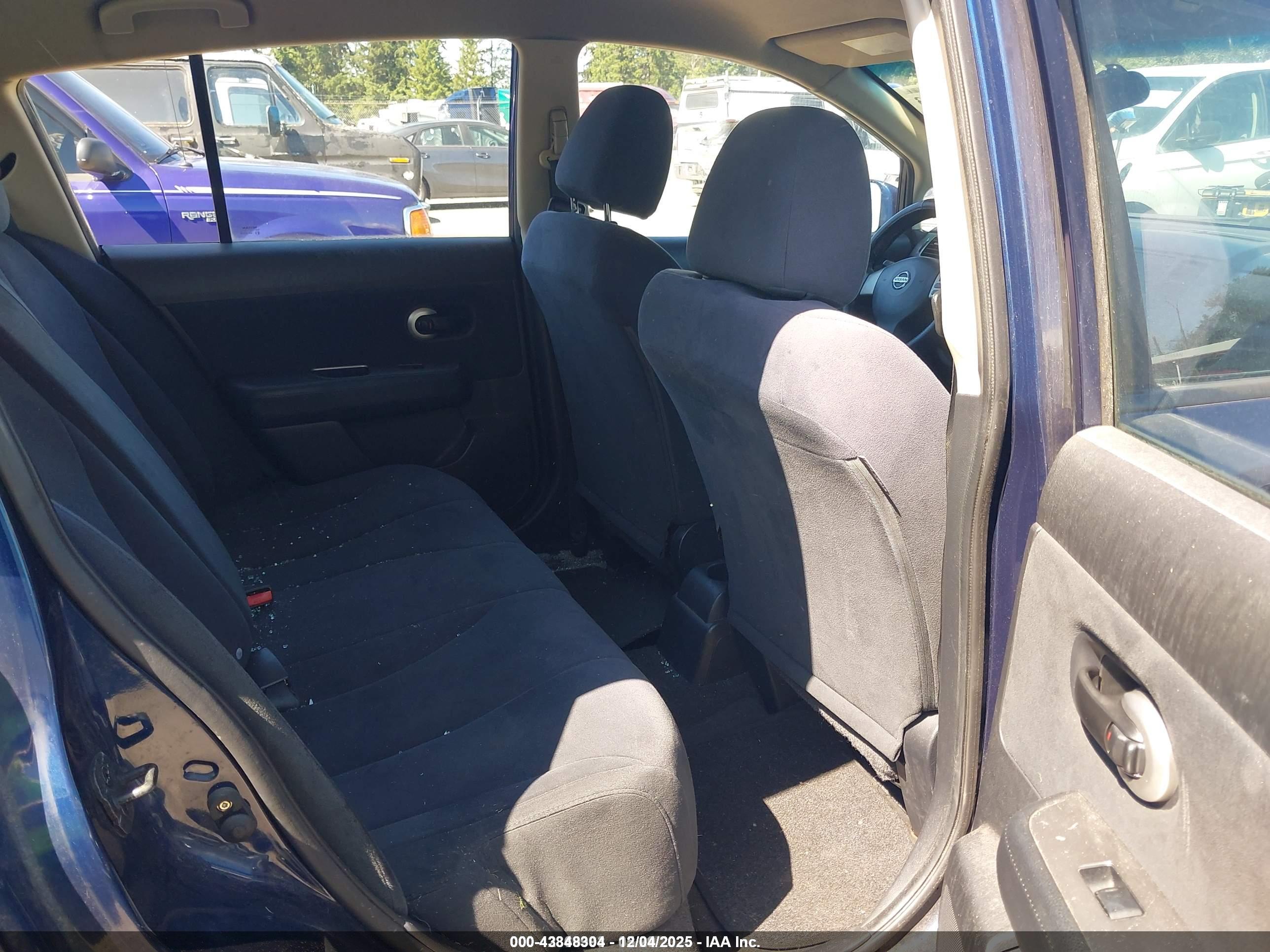 NISSAN VERSA image 8