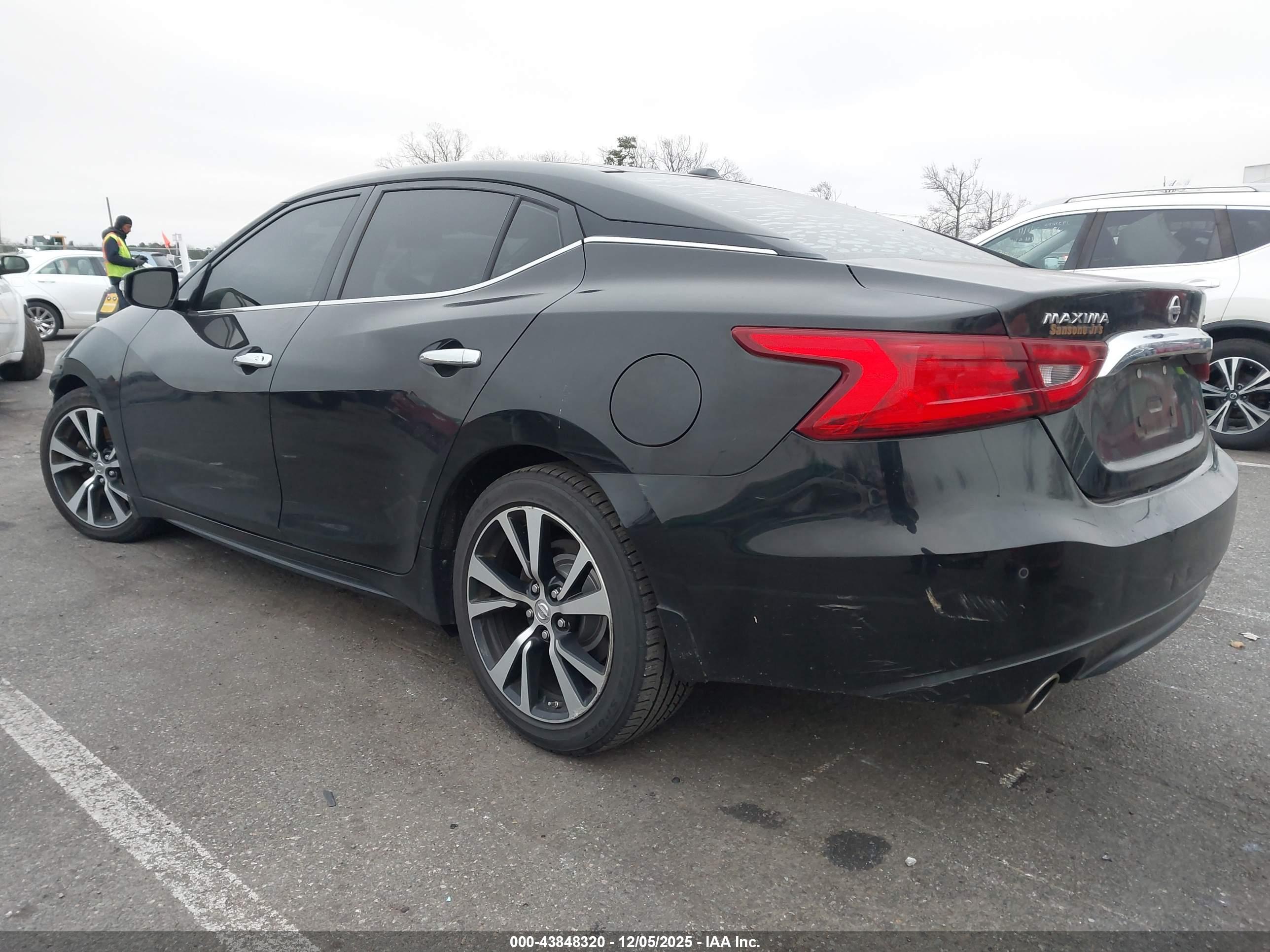 NISSAN MAXIMA image 3