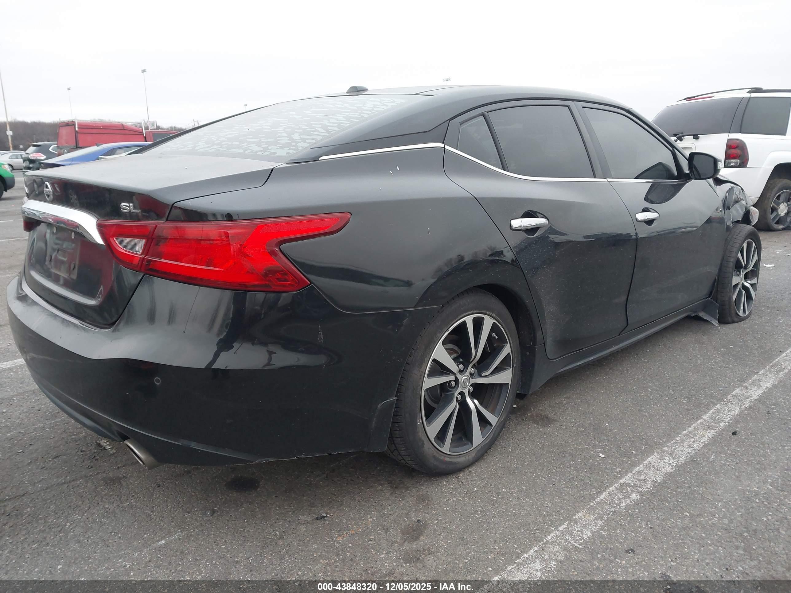 NISSAN MAXIMA image 4