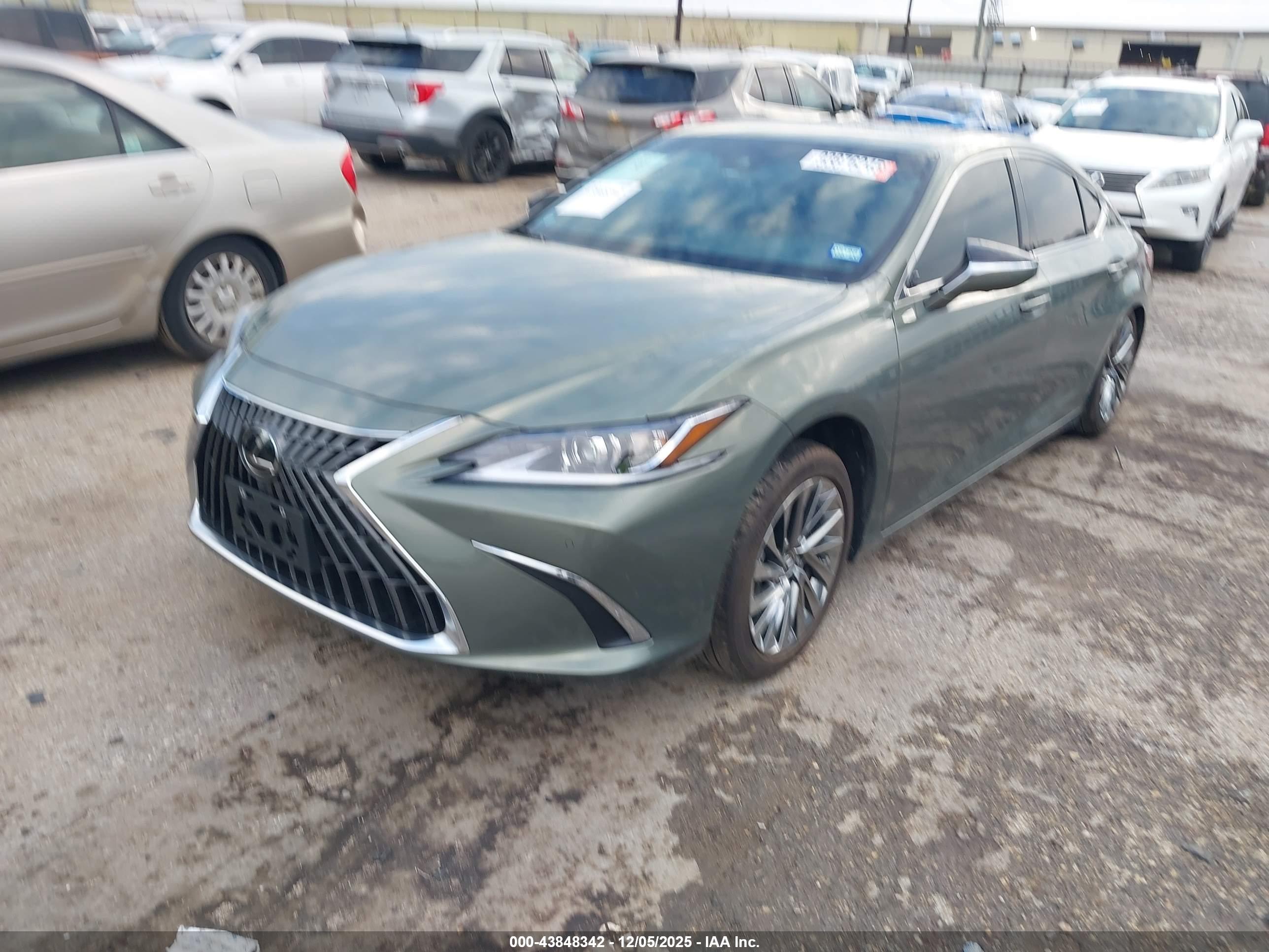 LEXUS ES image 2