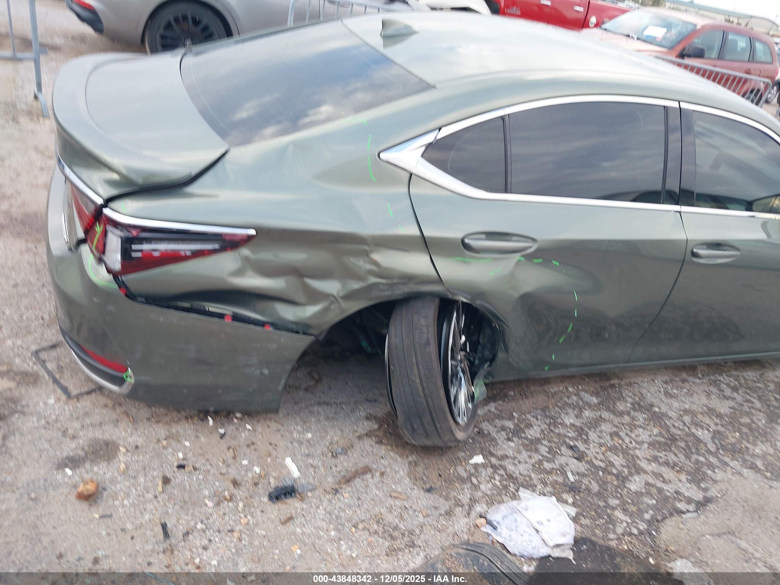 LEXUS ES image 6