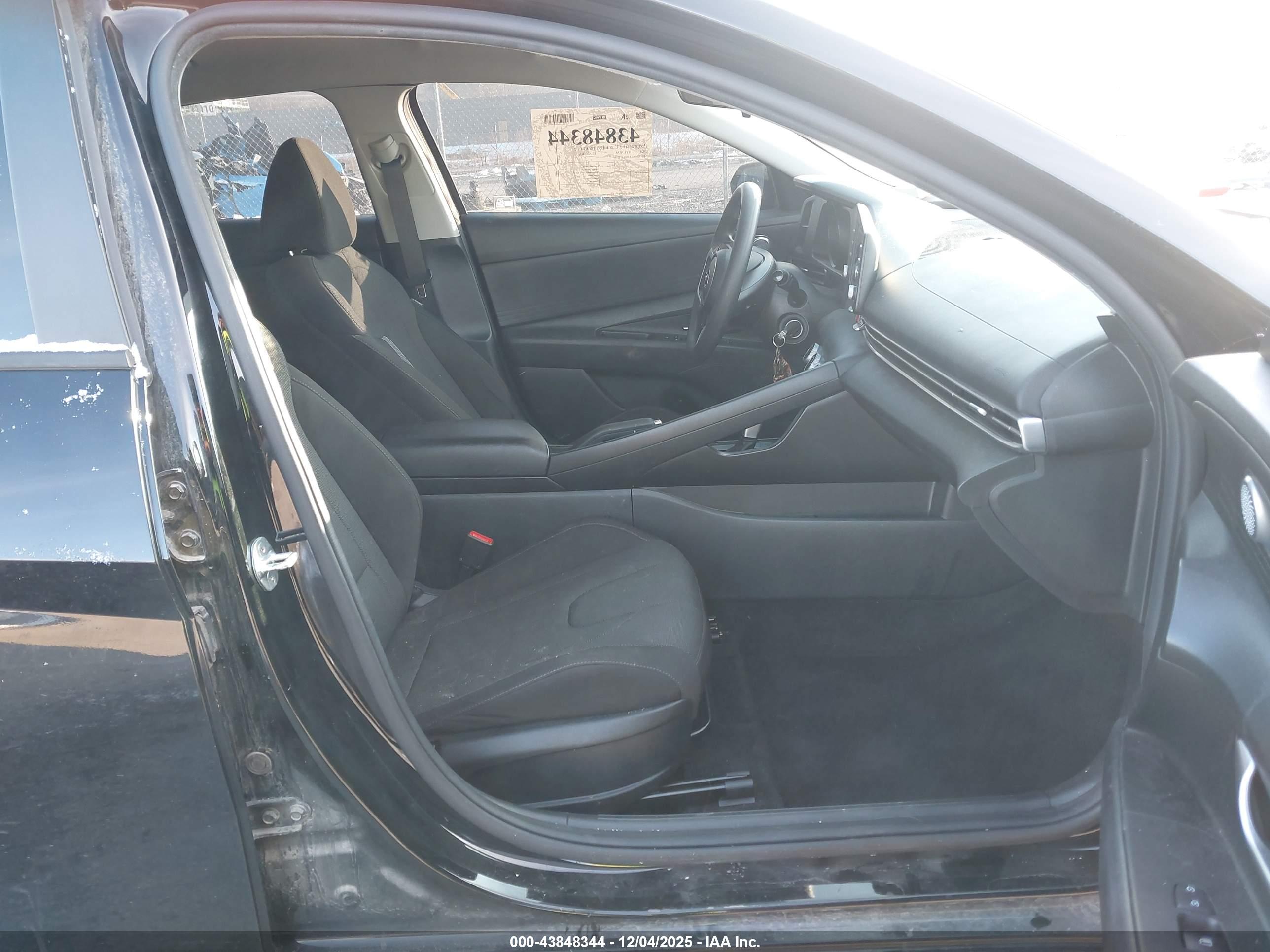 HYUNDAI ELANTRA image 5