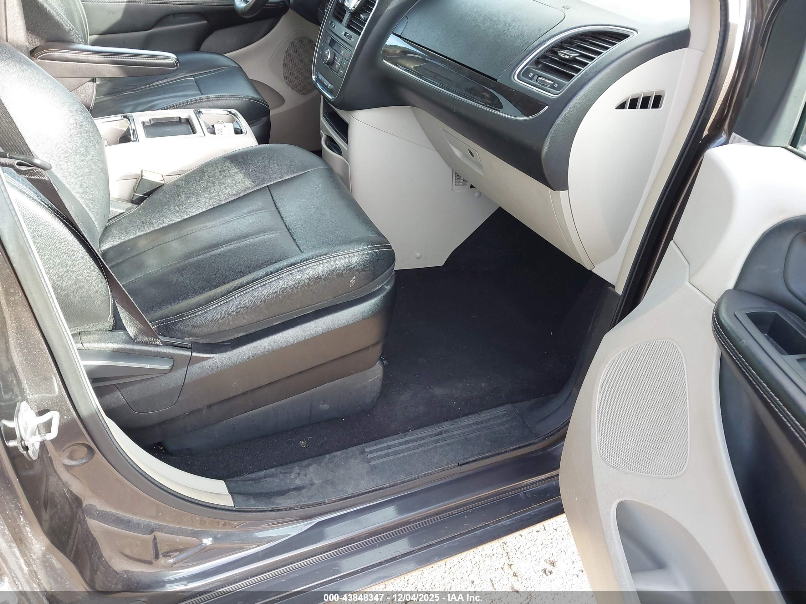CHRYSLER TOWN image 5
