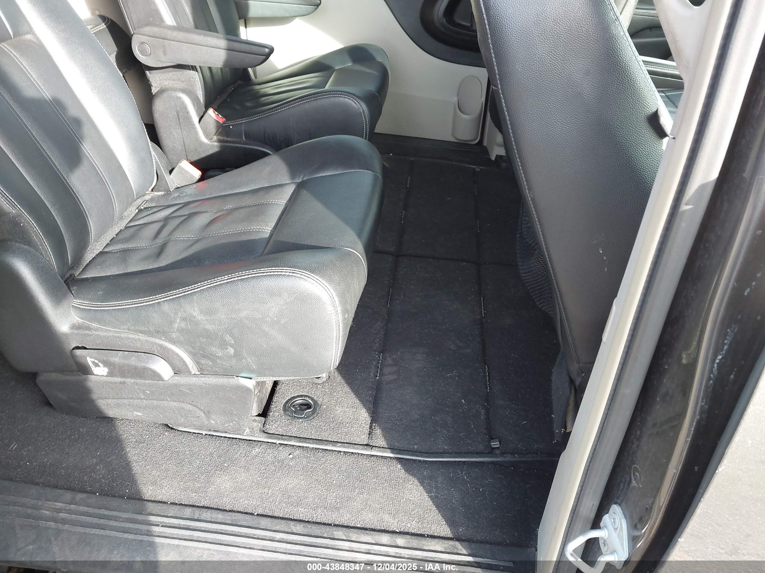 CHRYSLER TOWN image 8