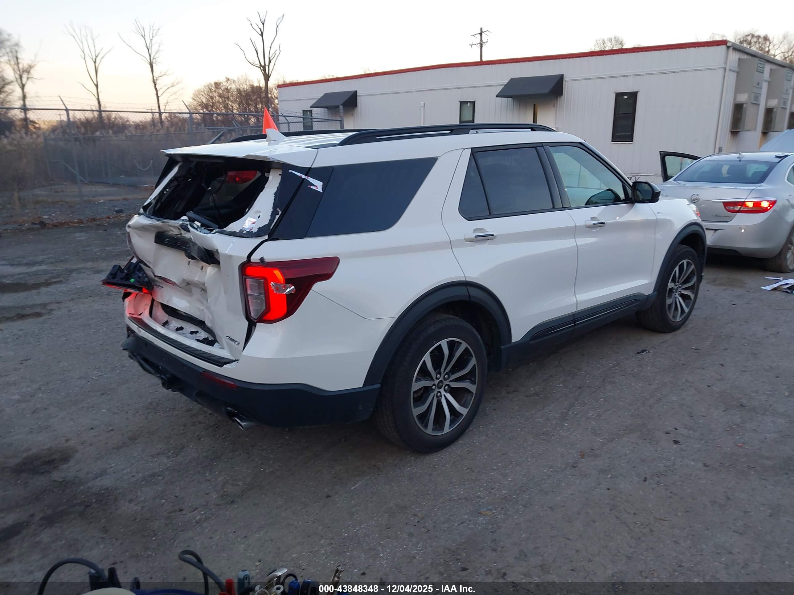 FORD EXPLORER image 4