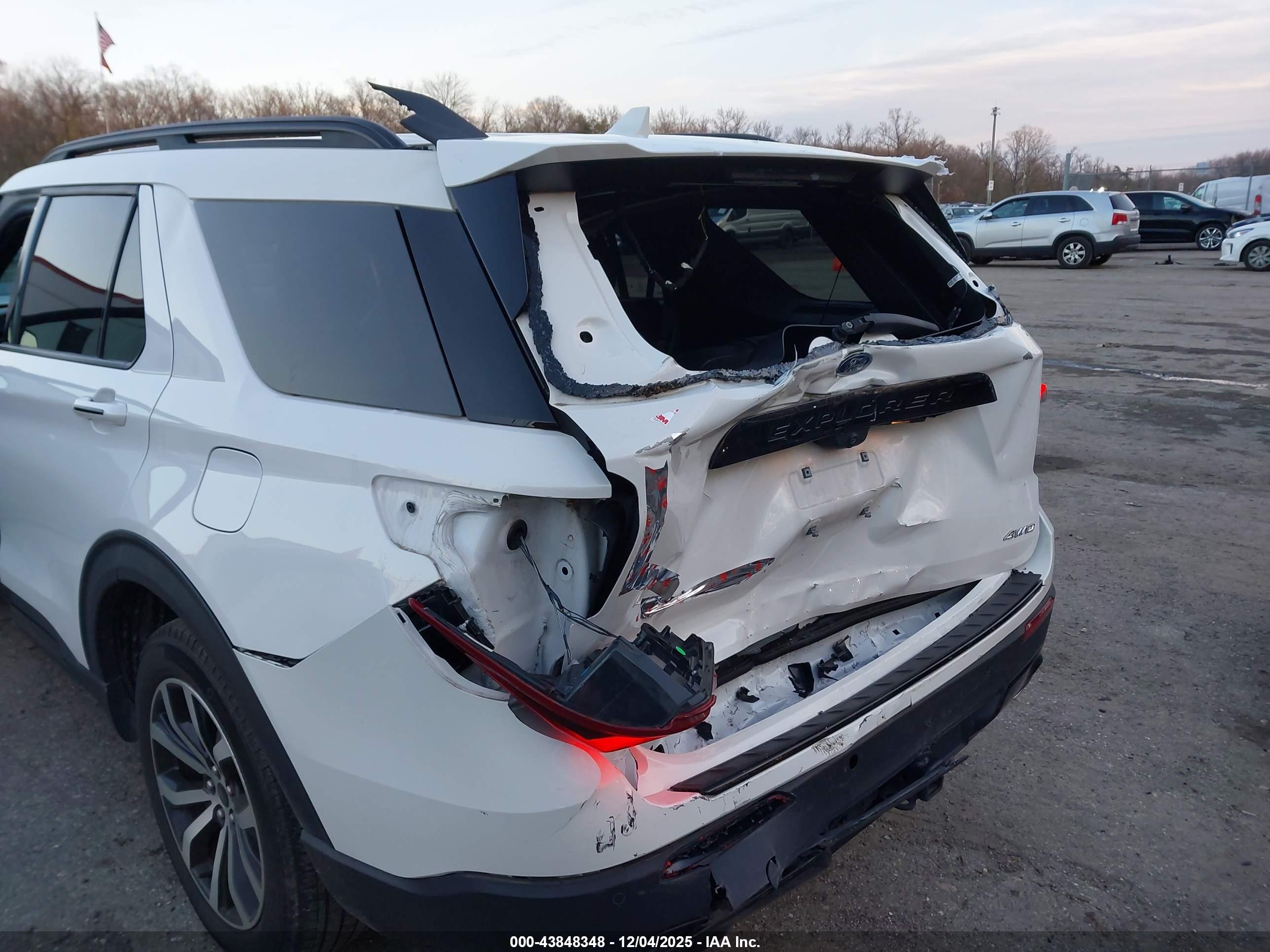 FORD EXPLORER image 6