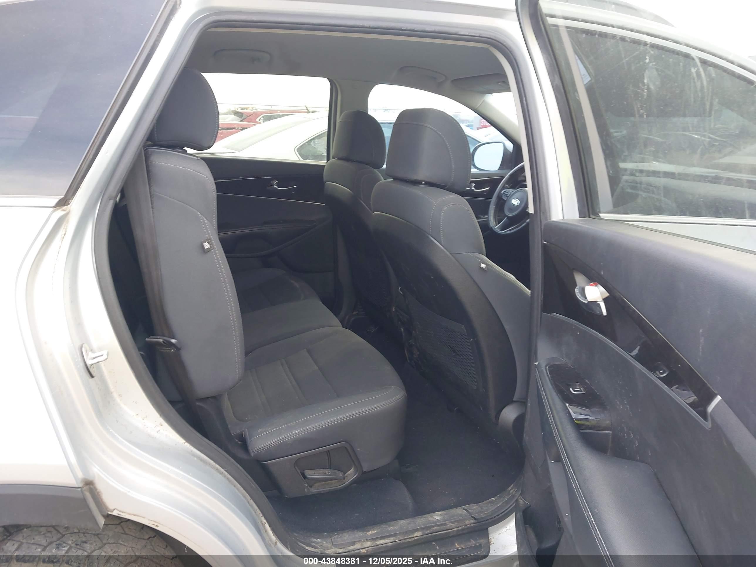 KIA SORENTO image 8