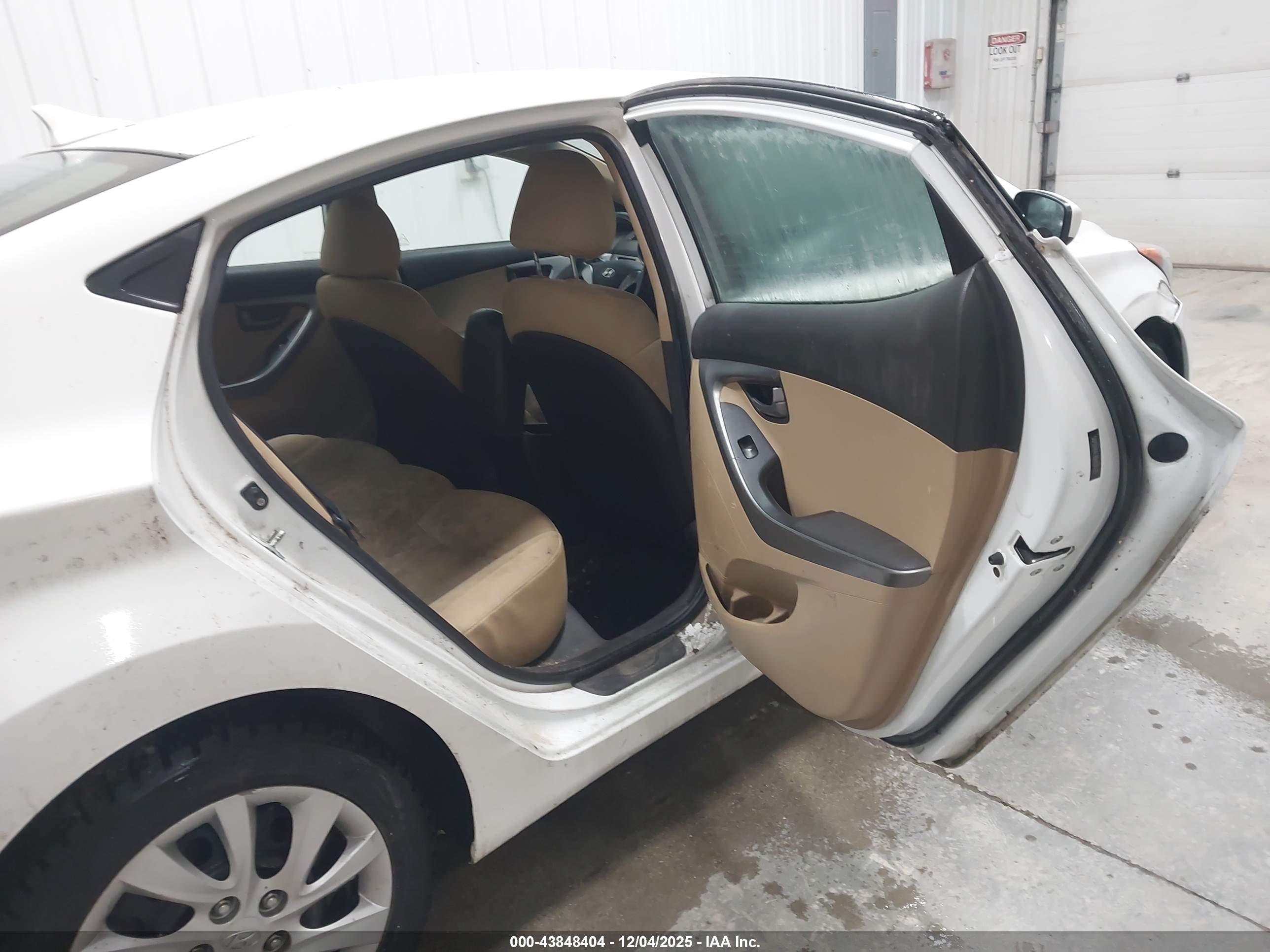 HYUNDAI ELANTRA image 8