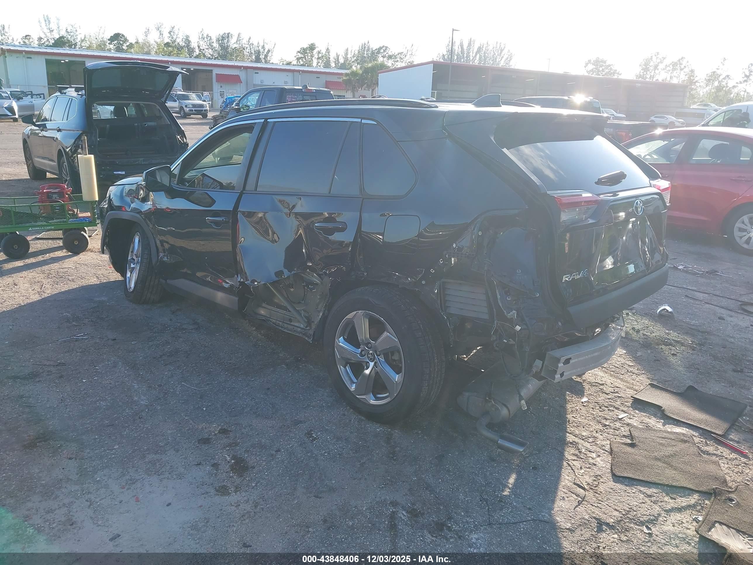 TOYOTA RAV4 image 3