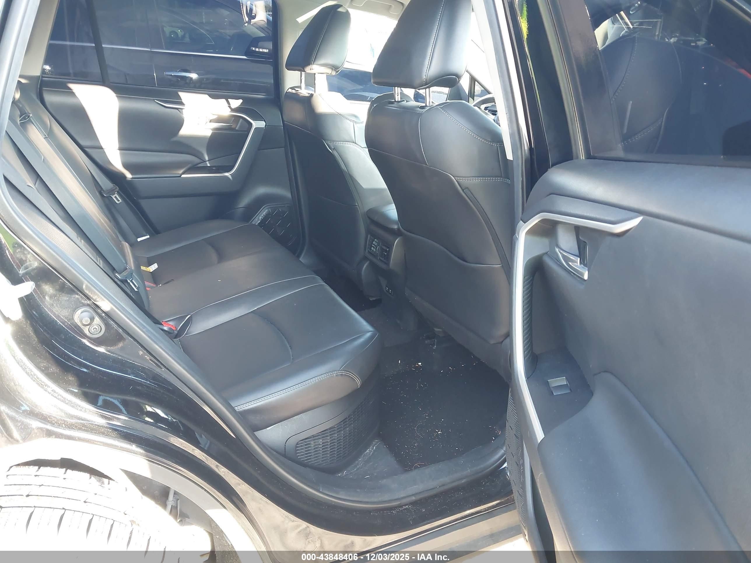 TOYOTA RAV4 image 8