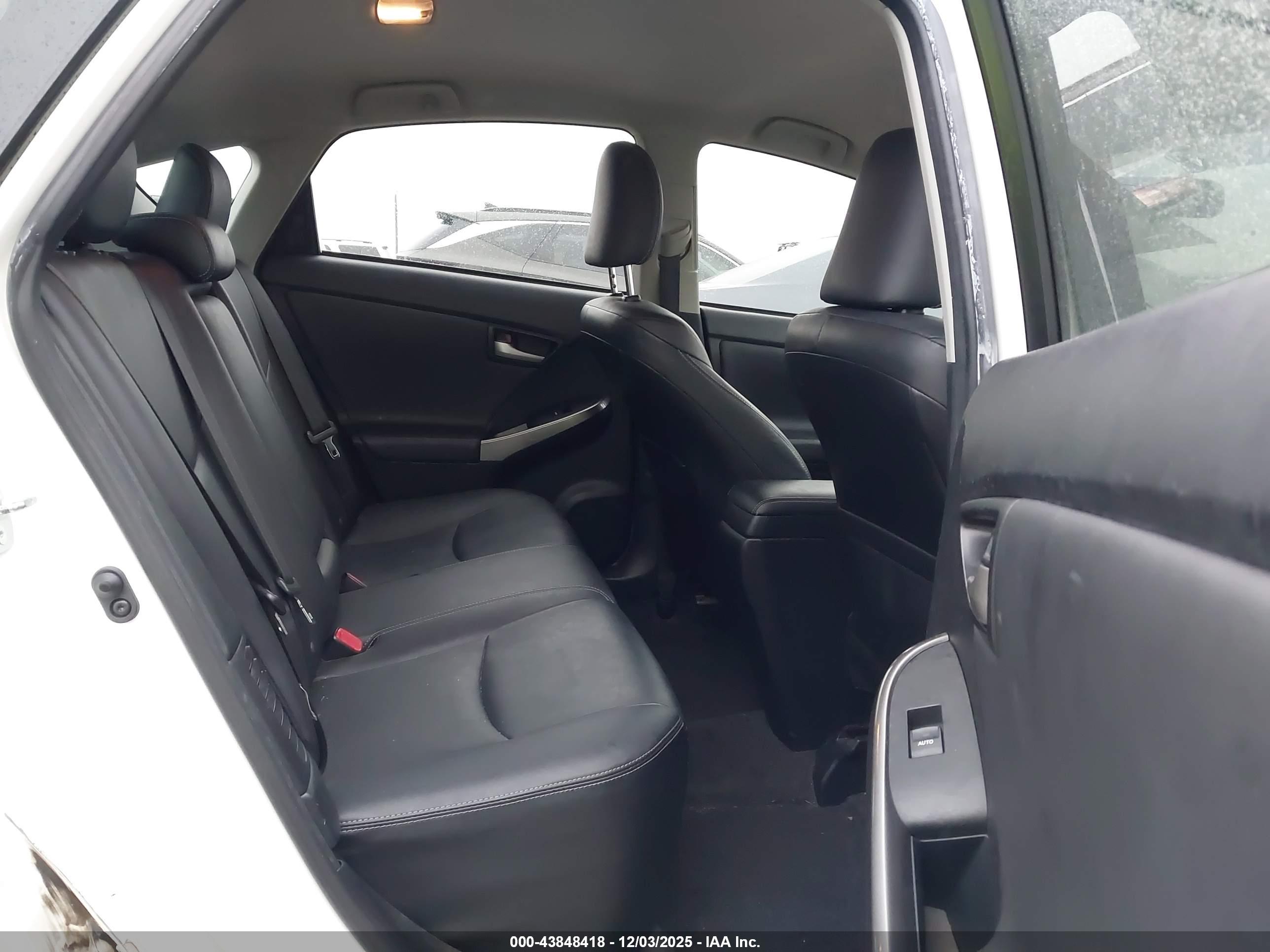 TOYOTA PRIUS image 8