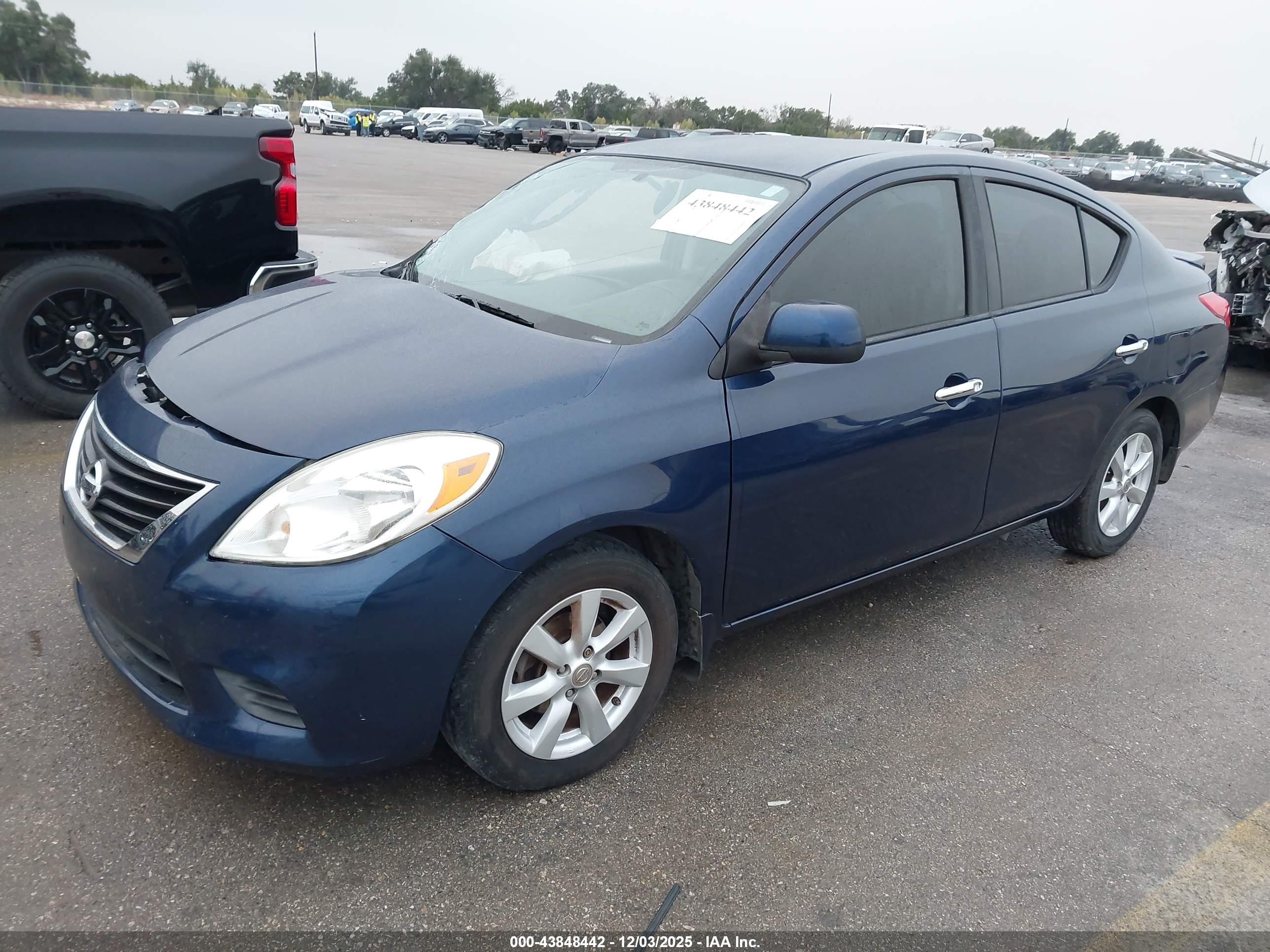 NISSAN VERSA image 2