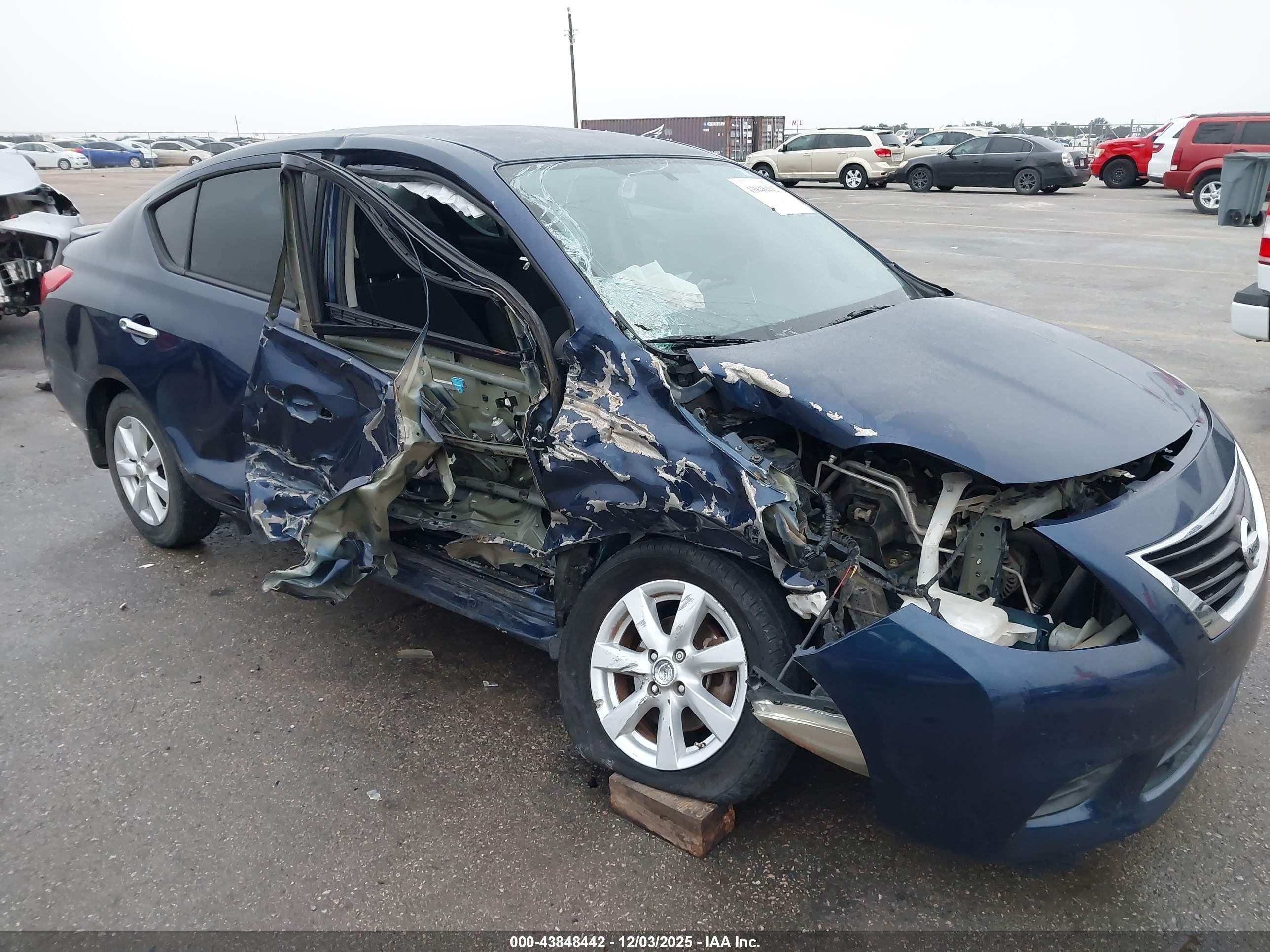 NISSAN VERSA image 6