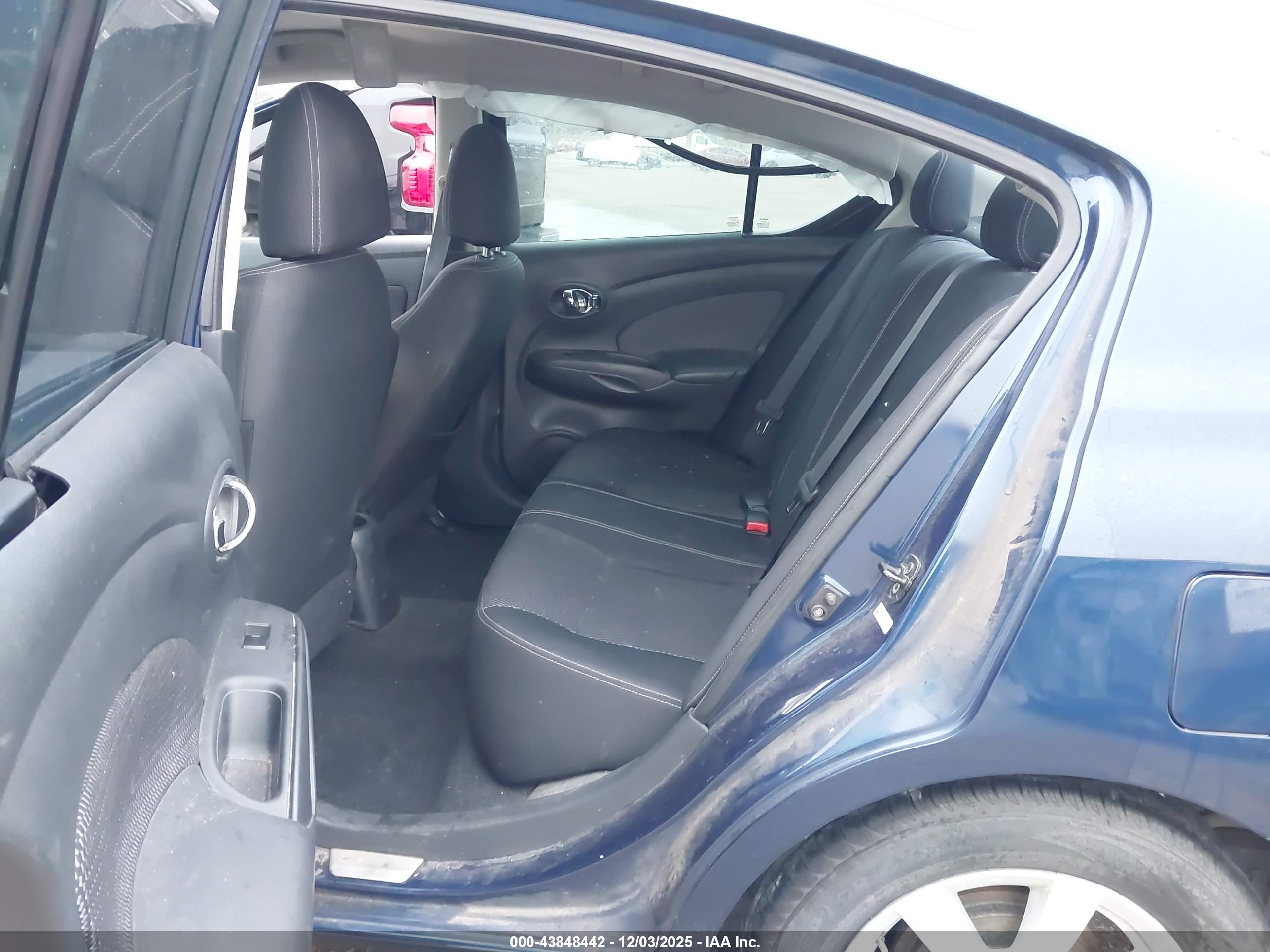 NISSAN VERSA image 8