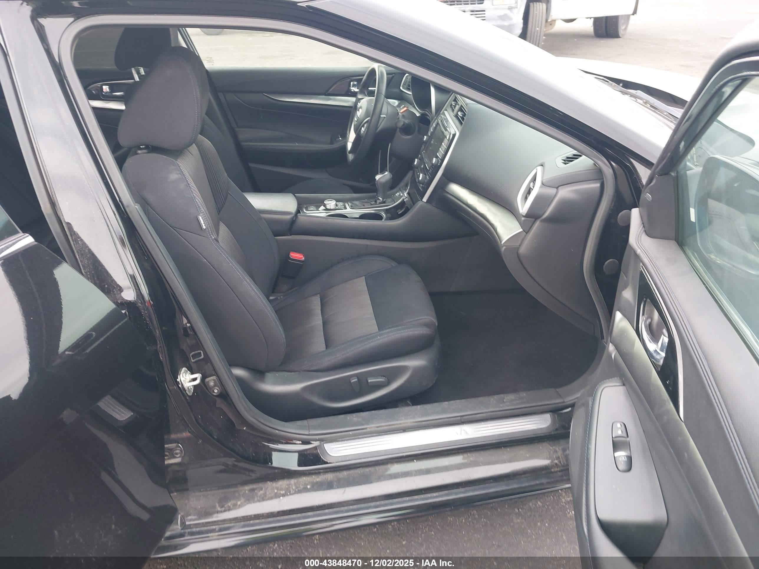 NISSAN MAXIMA image 5