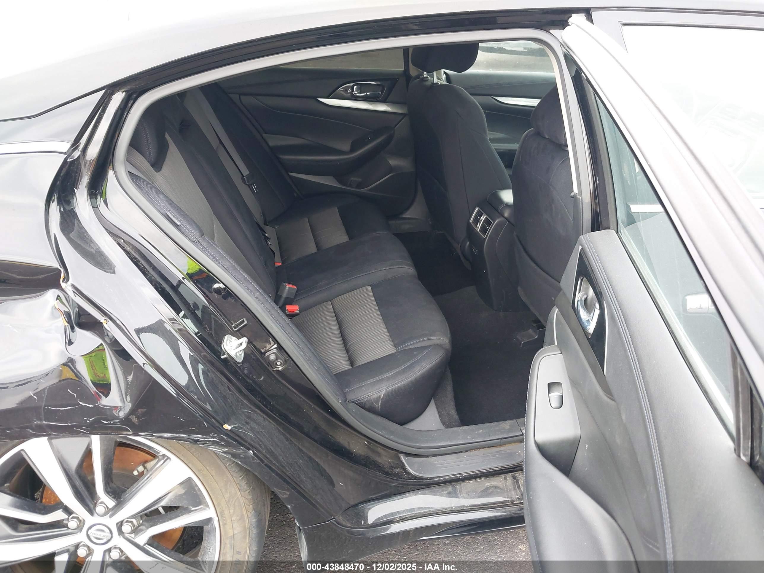 NISSAN MAXIMA image 8