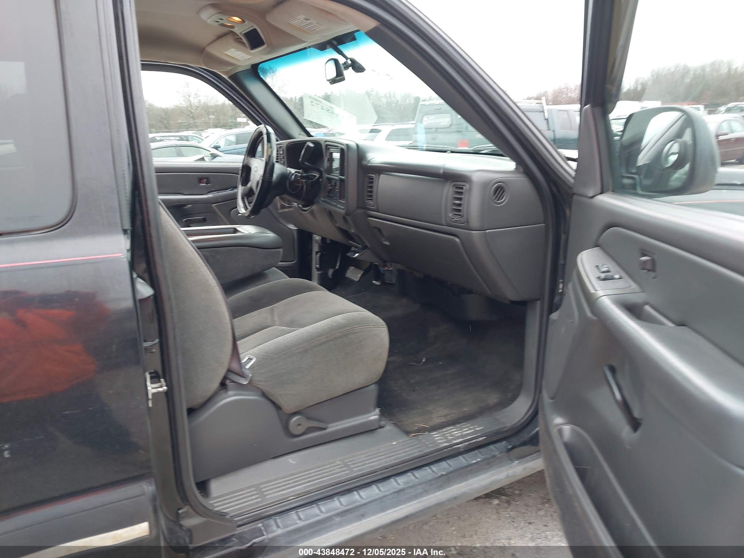 CHEVROLET SILVERADO image 5