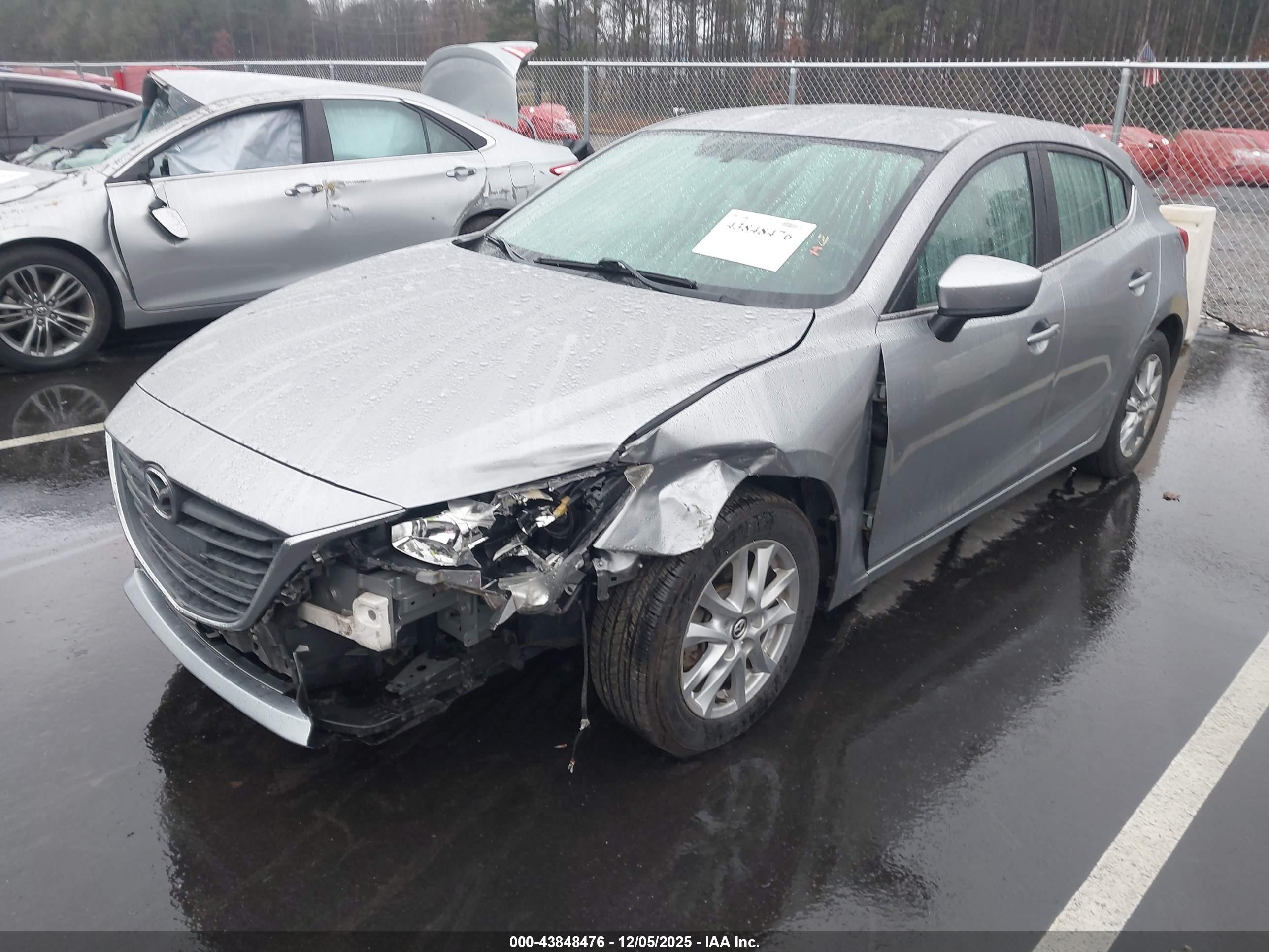 MAZDA MAZDA3 image 2