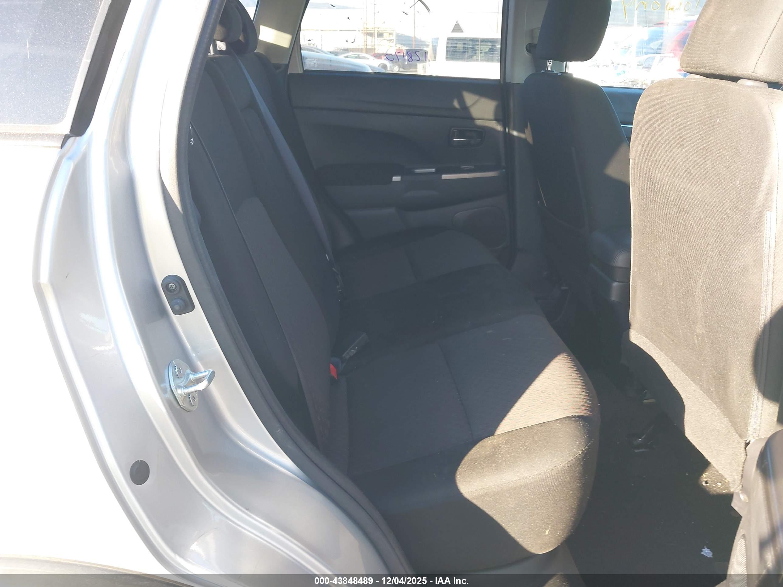 MITSUBISHI OUTLANDER image 8