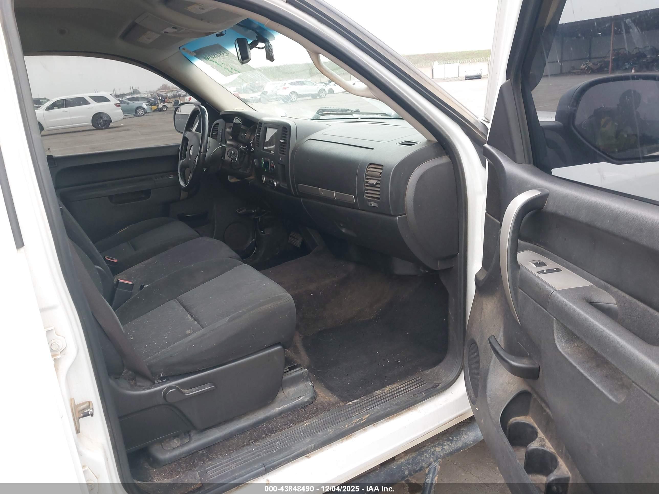 CHEVROLET SILVERADO image 5