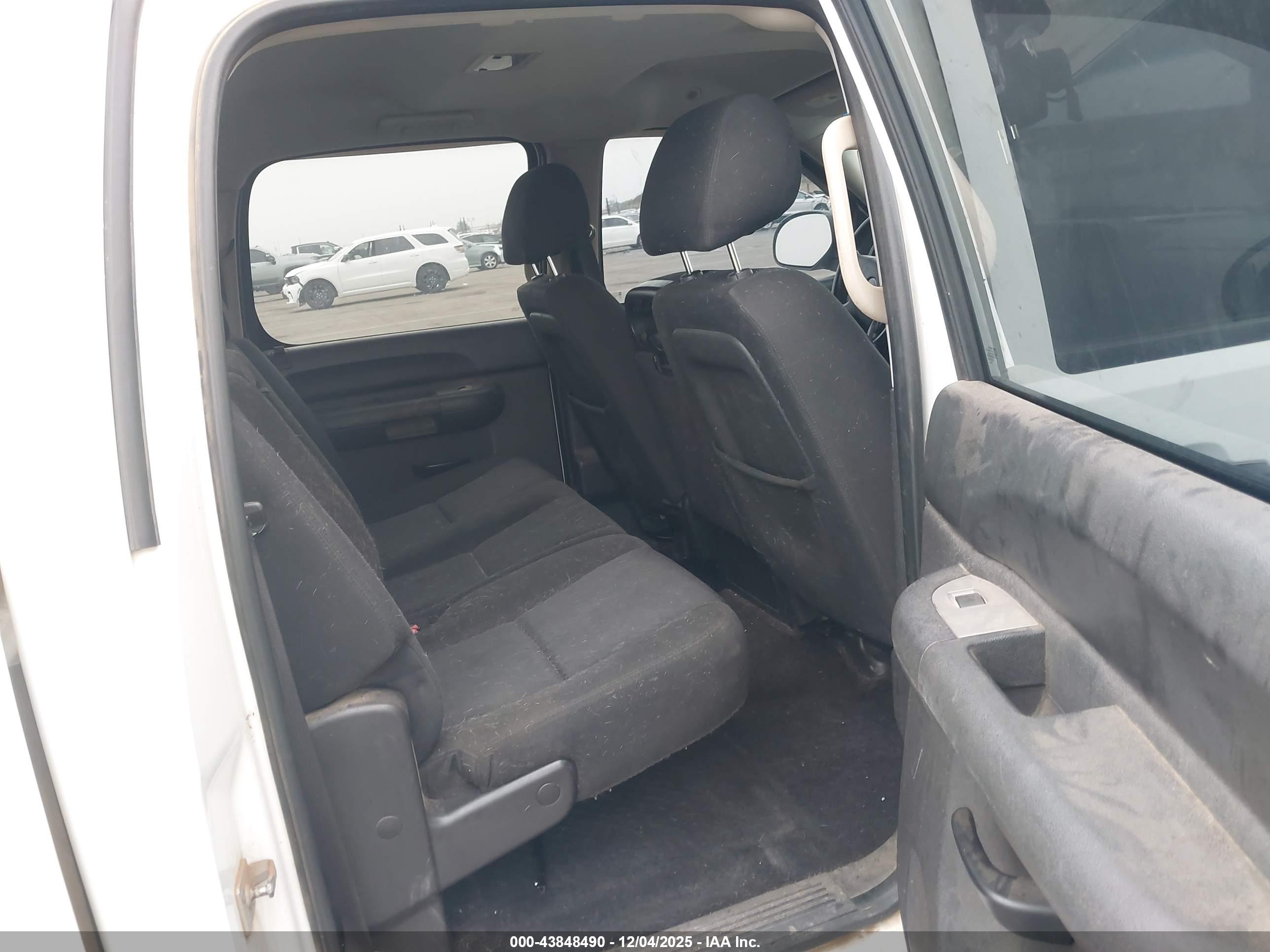 CHEVROLET SILVERADO image 8