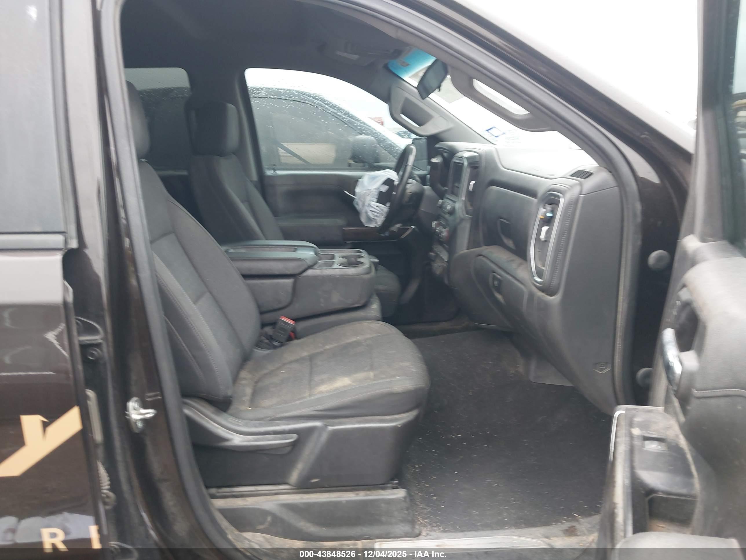CHEVROLET SILVERADO image 5