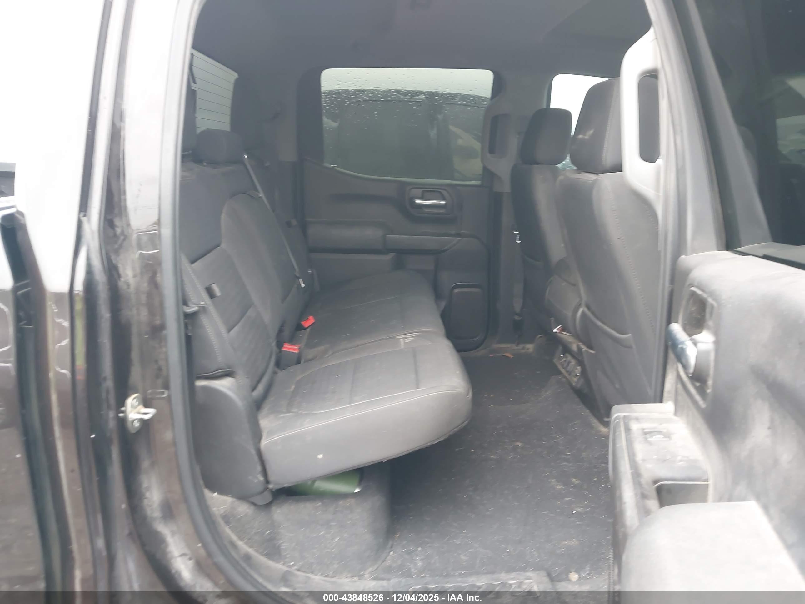 CHEVROLET SILVERADO image 8