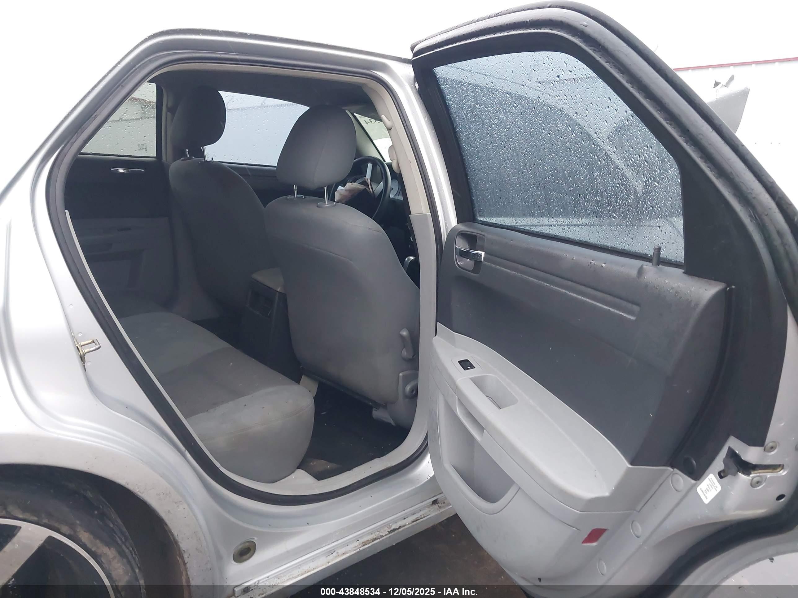 CHRYSLER 300 image 8