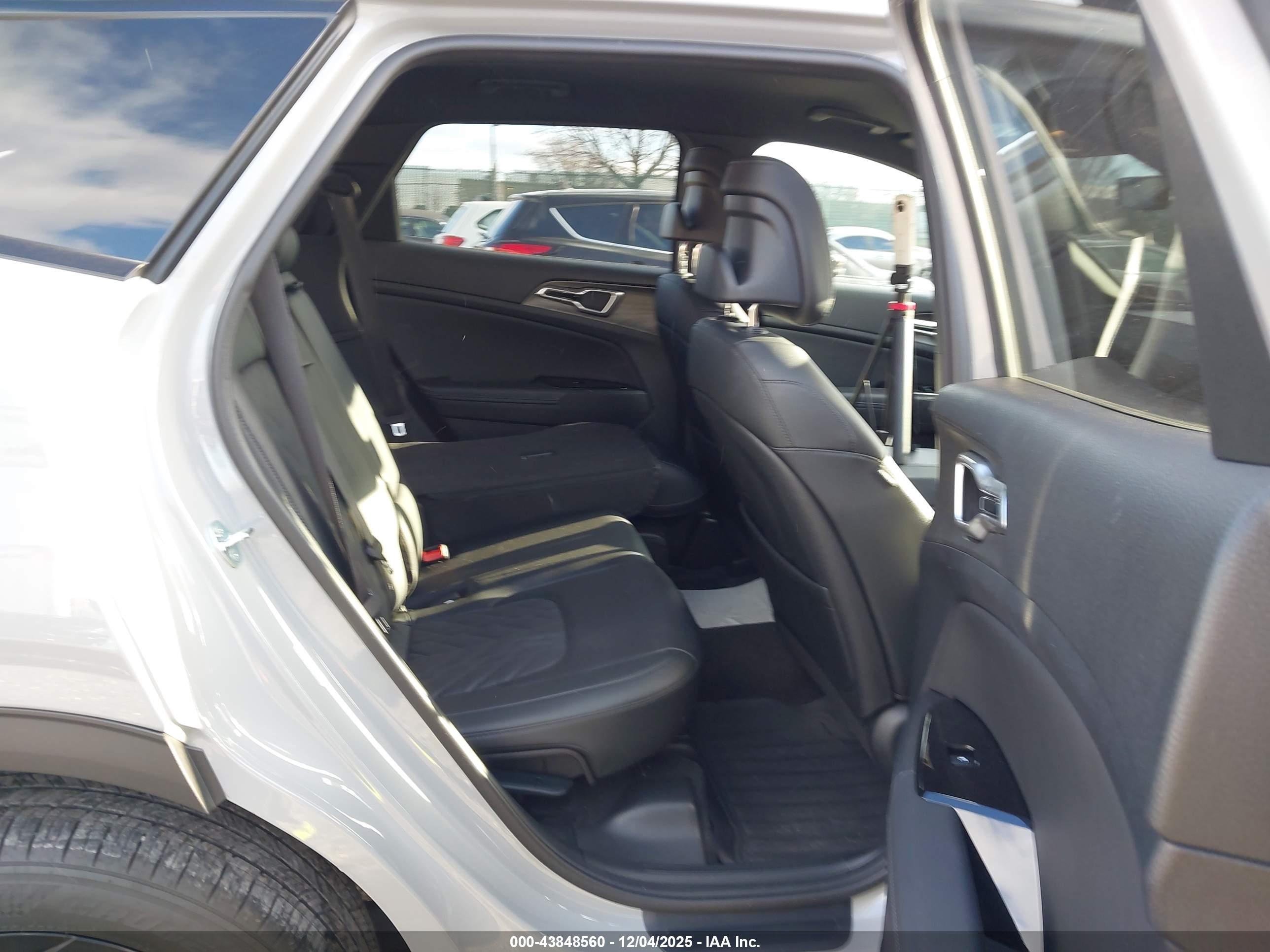 KIA SPORTAGE image 8