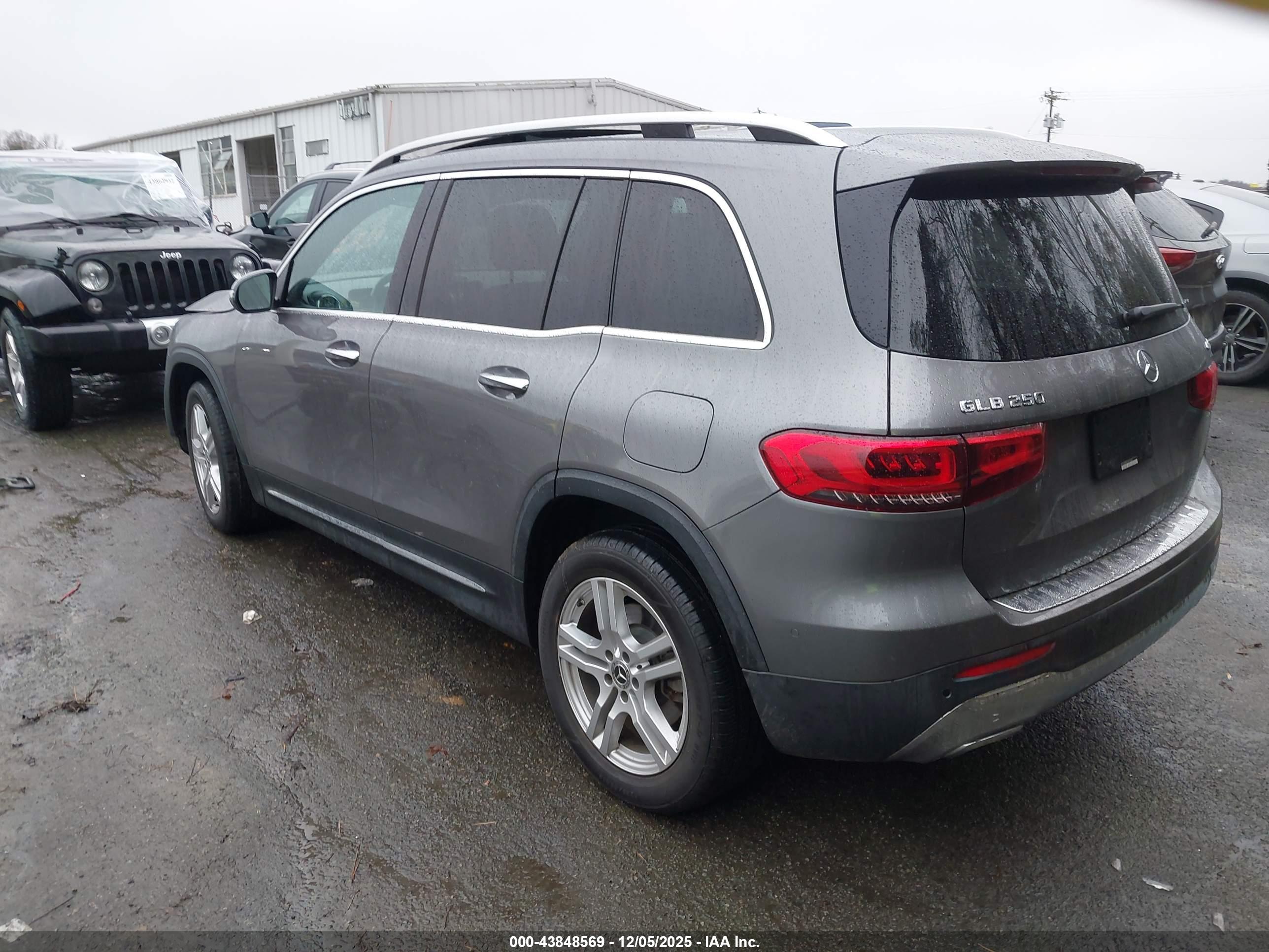MERCEDES-BENZ GLB image 3