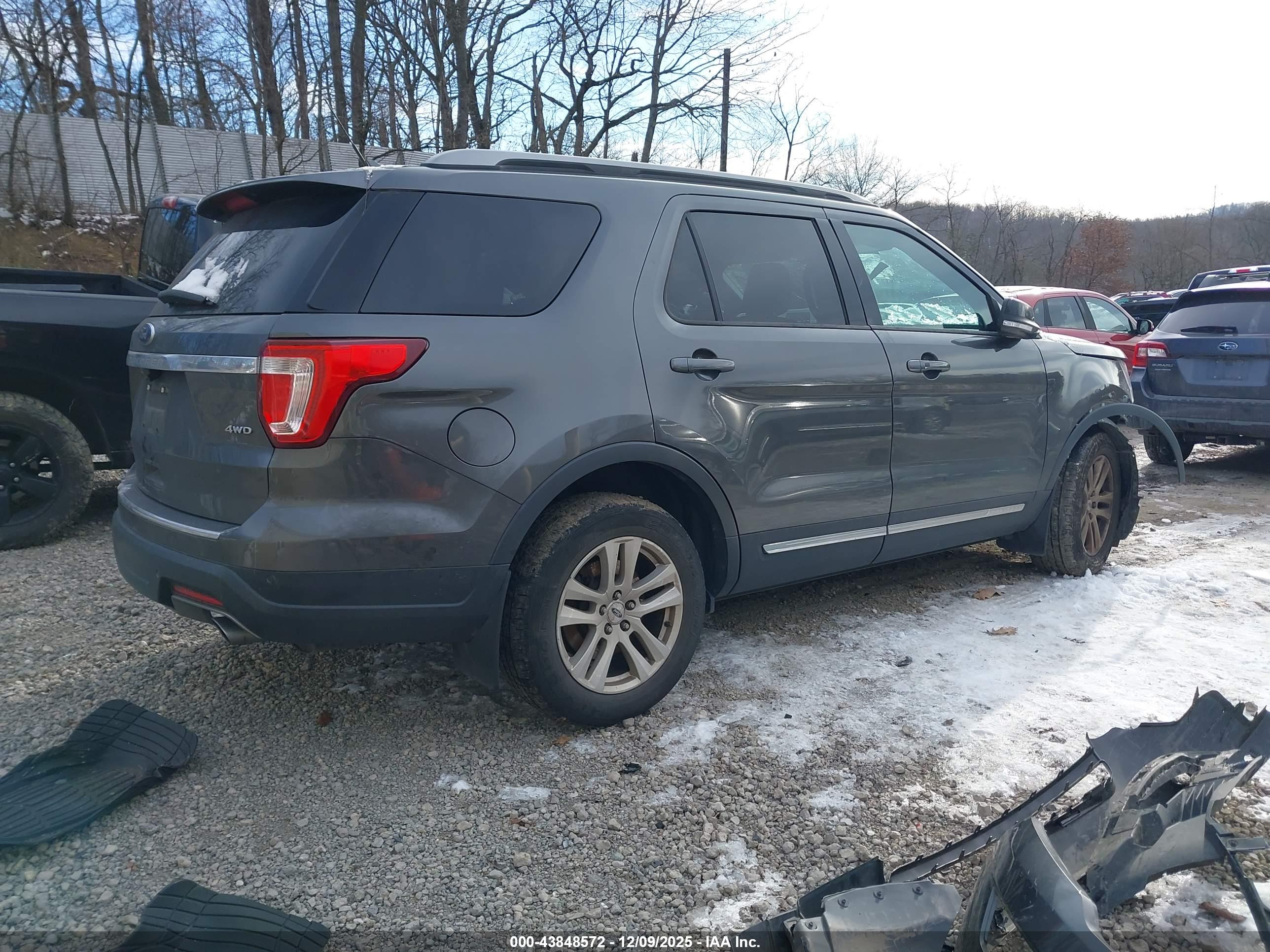 FORD EXPLORER image 4