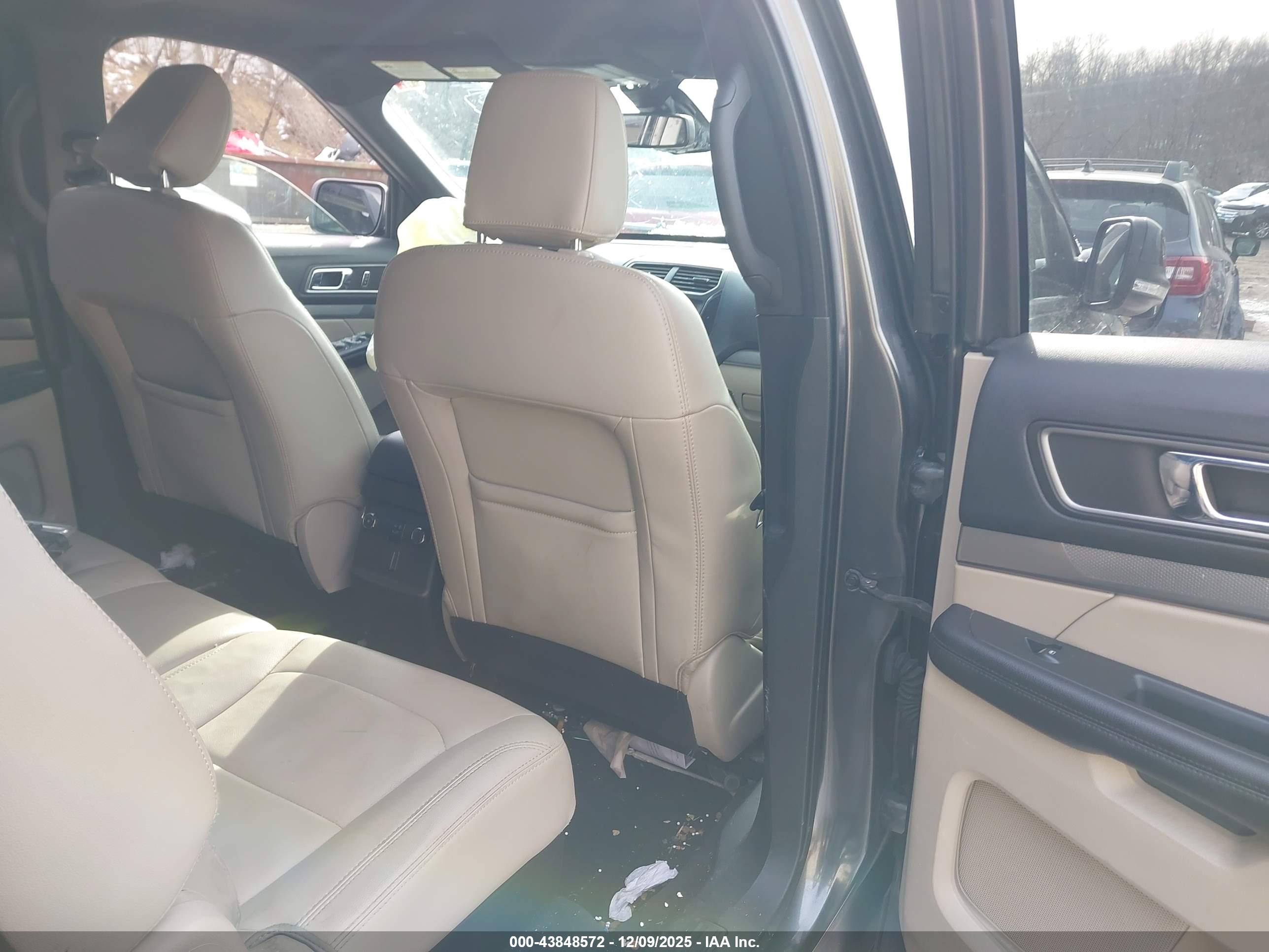 FORD EXPLORER image 8