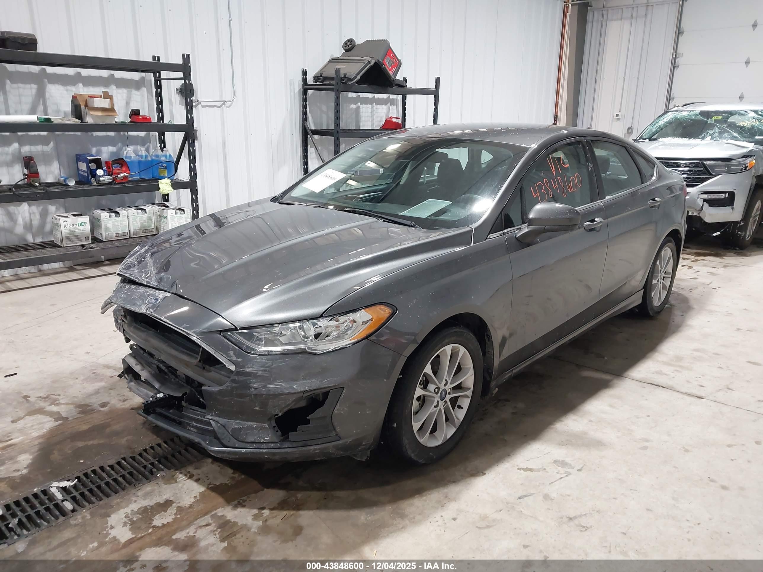 FORD FUSION image 2