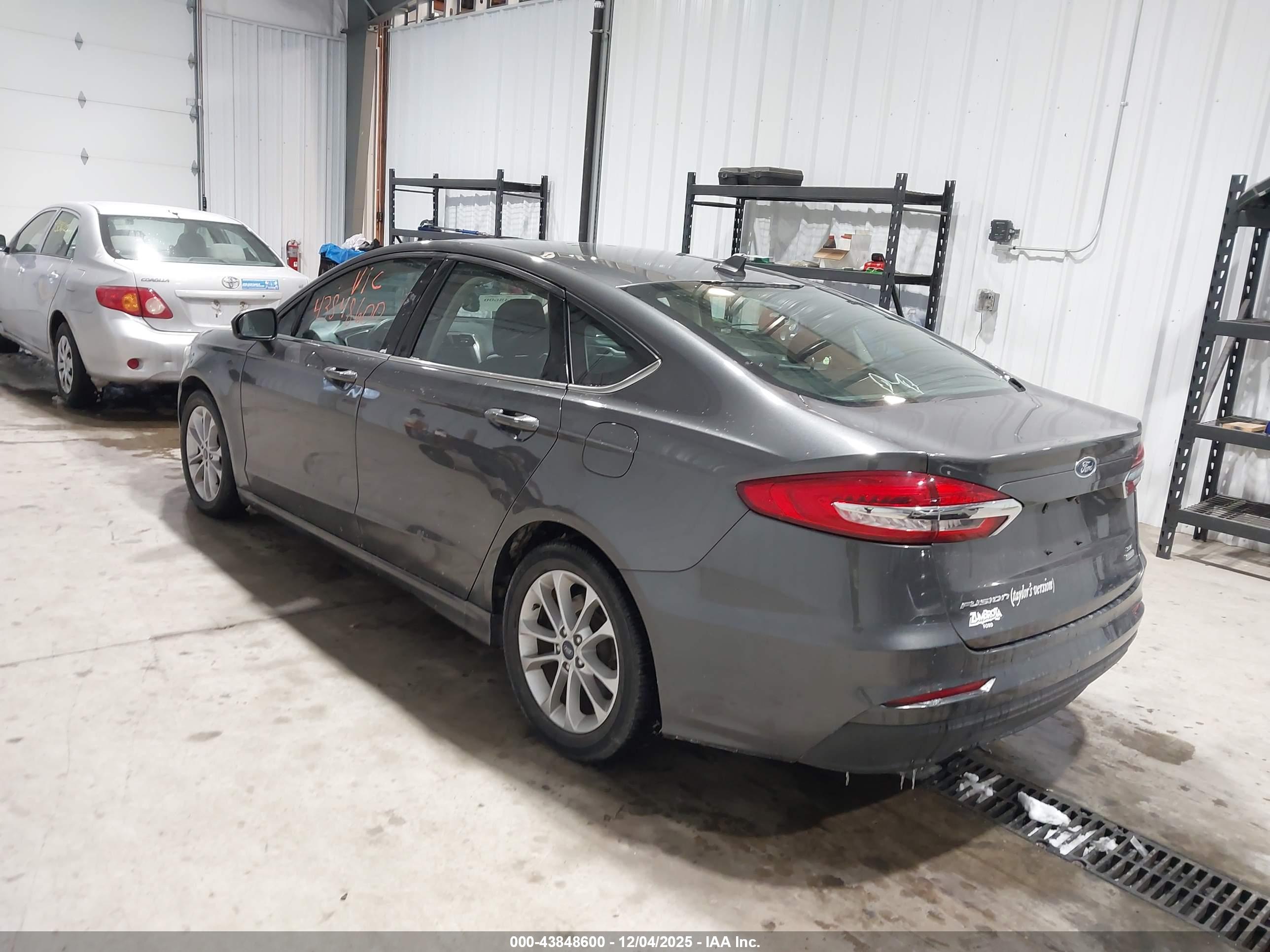 FORD FUSION image 3