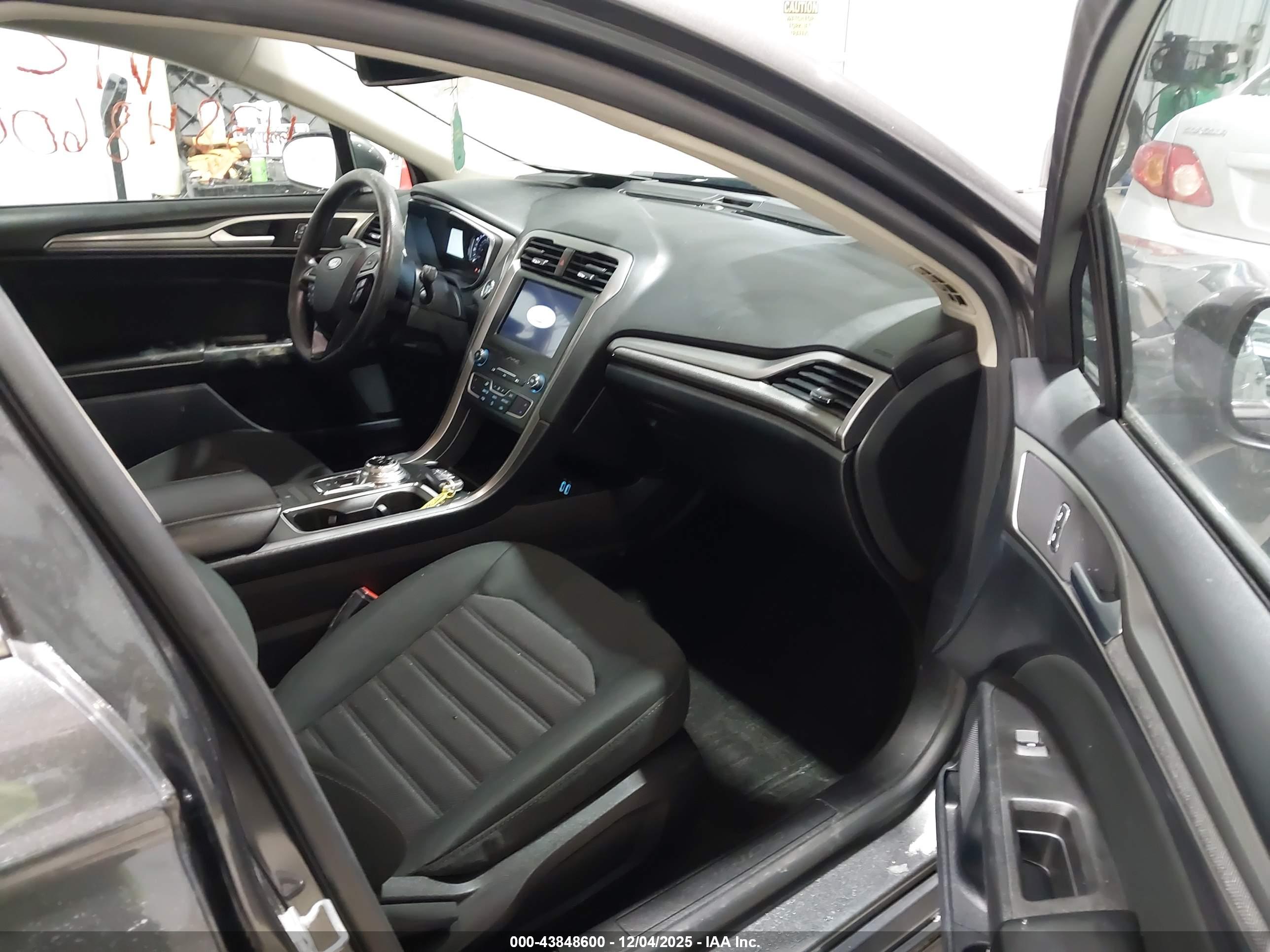 FORD FUSION image 5