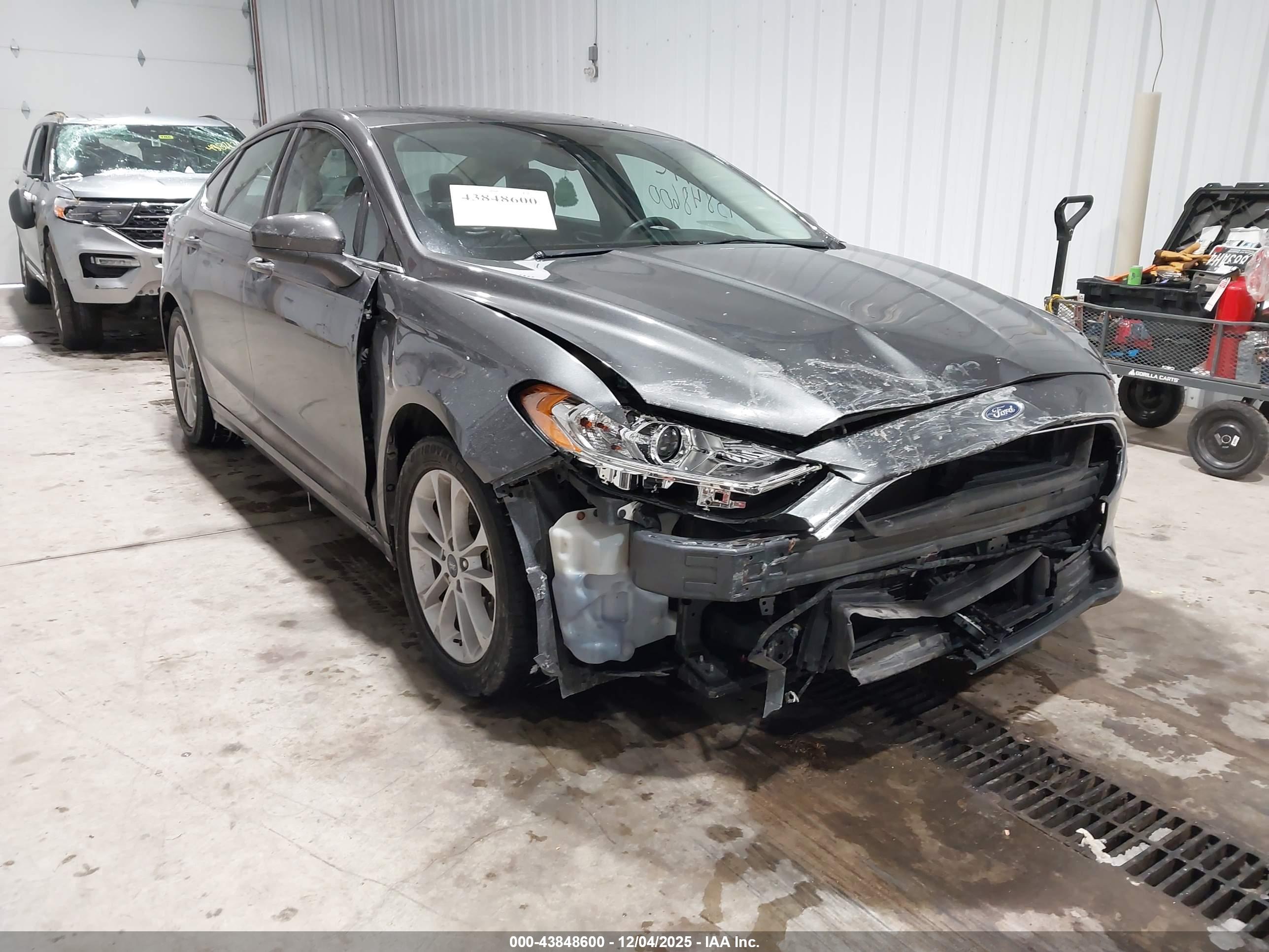 FORD FUSION image 6