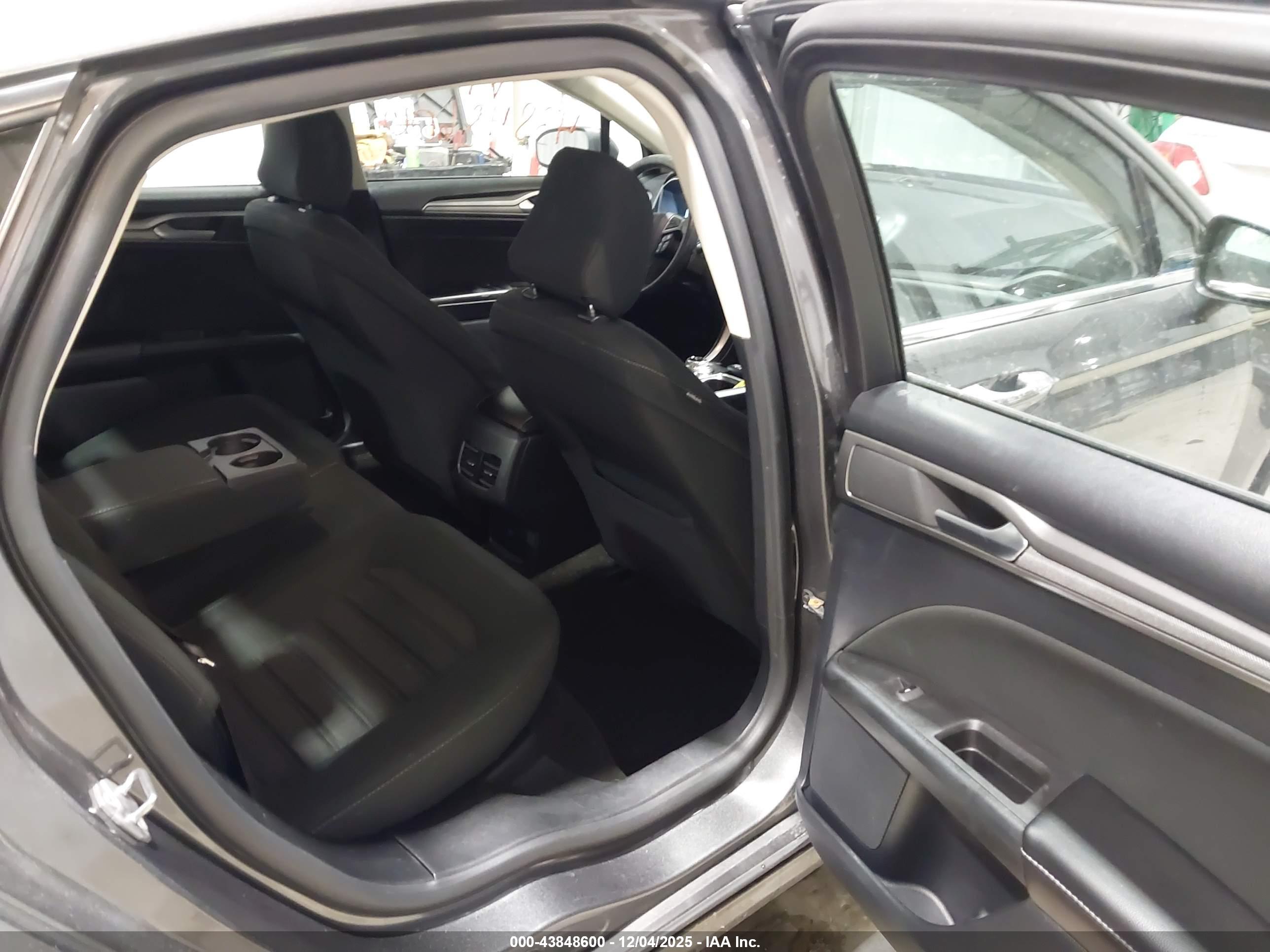 FORD FUSION image 8
