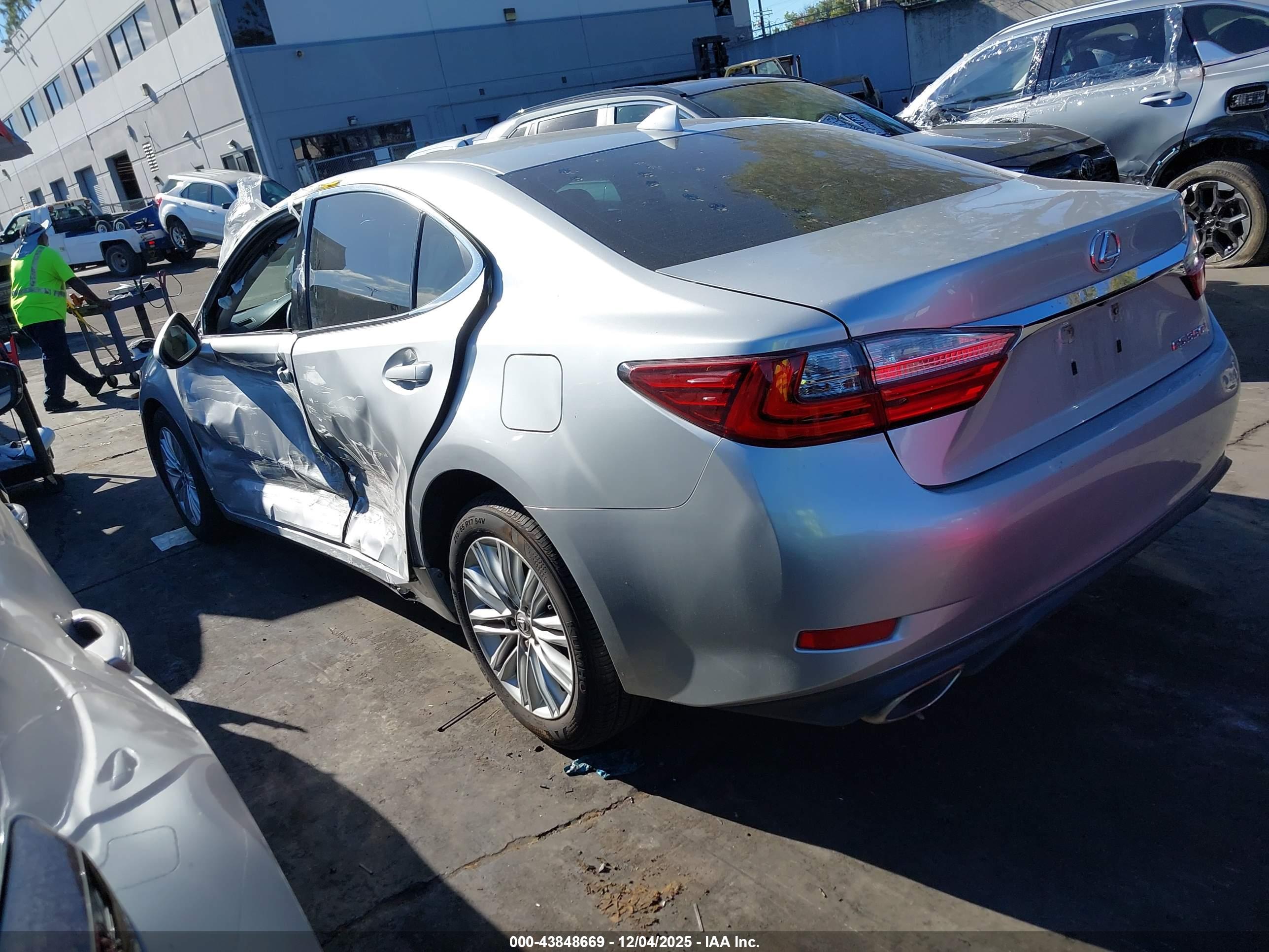 LEXUS ES image 3