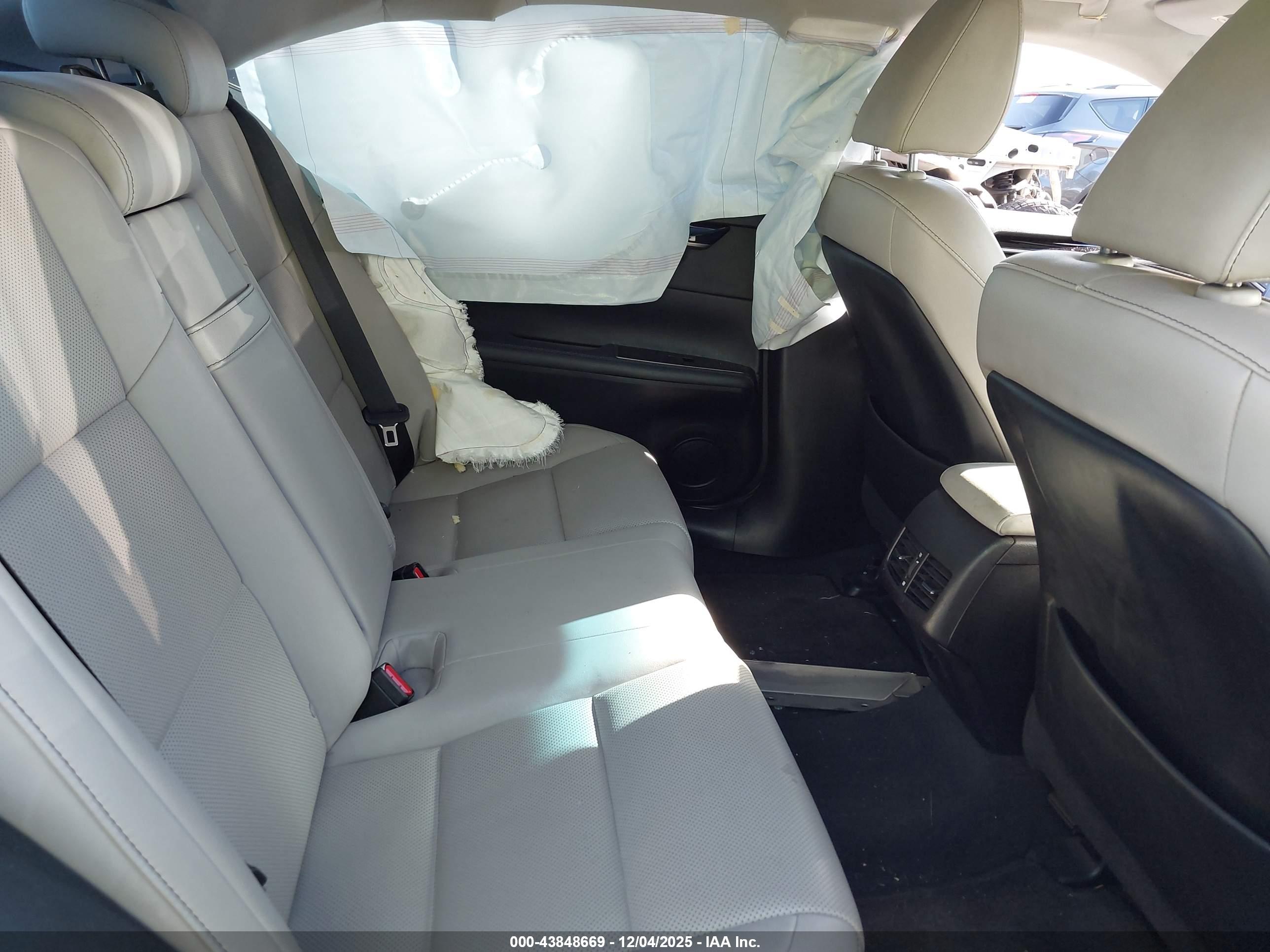 LEXUS ES image 8