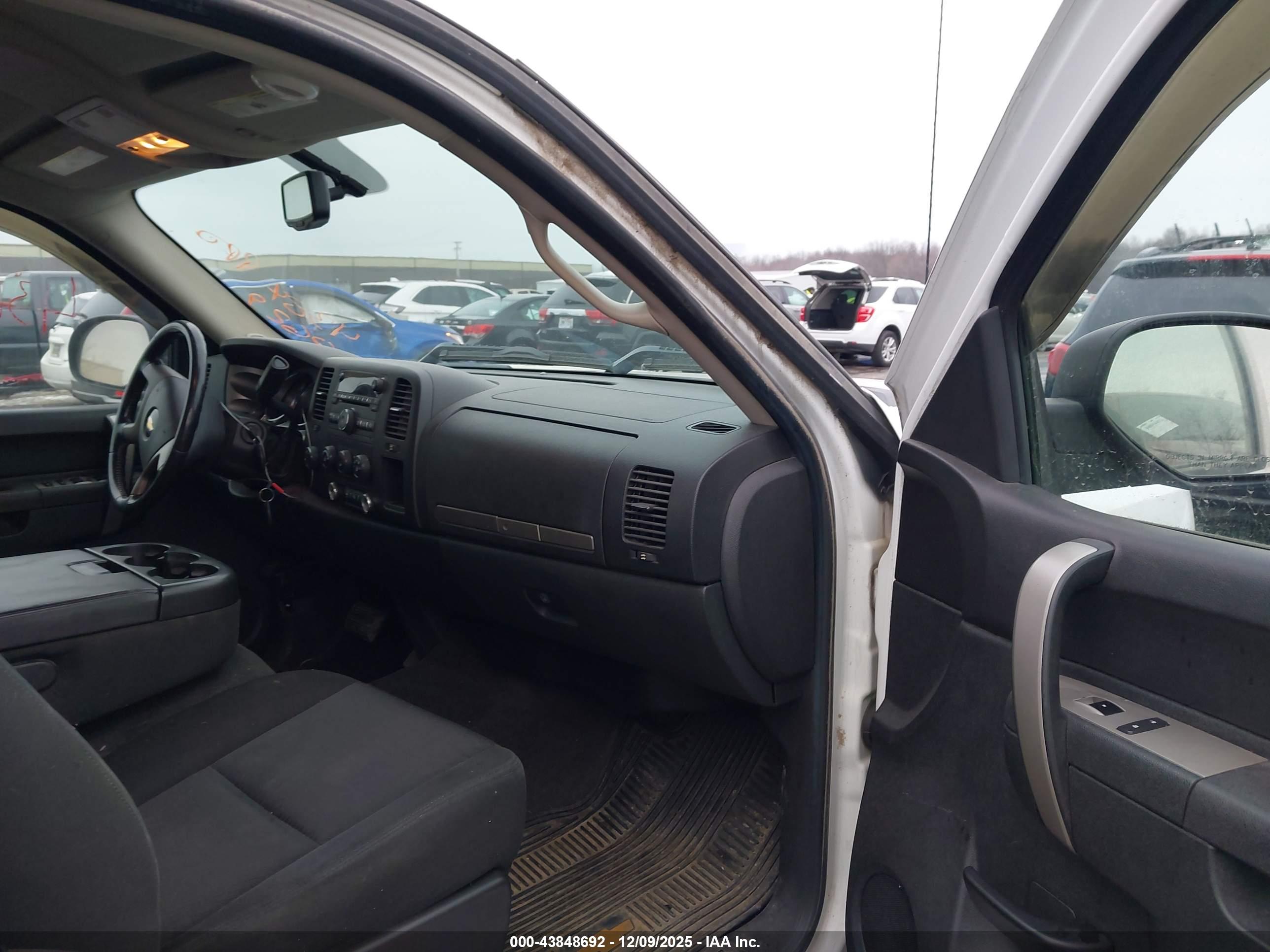 CHEVROLET SILVERADO image 5