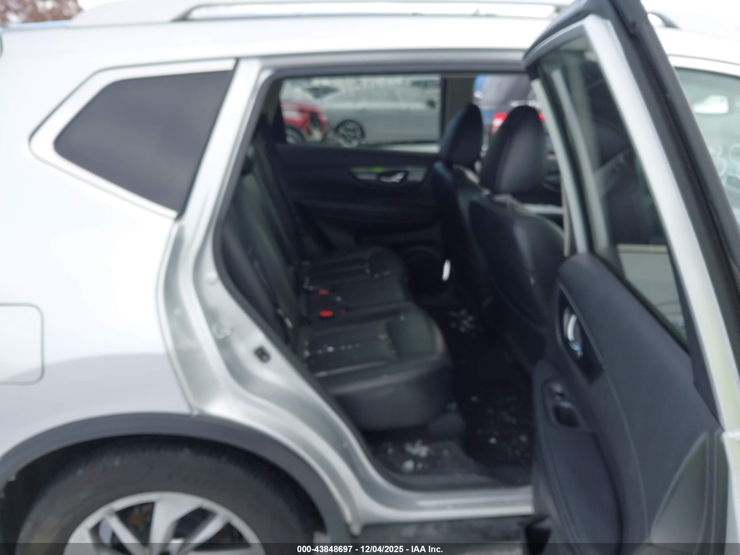 NISSAN ROGUE image 8