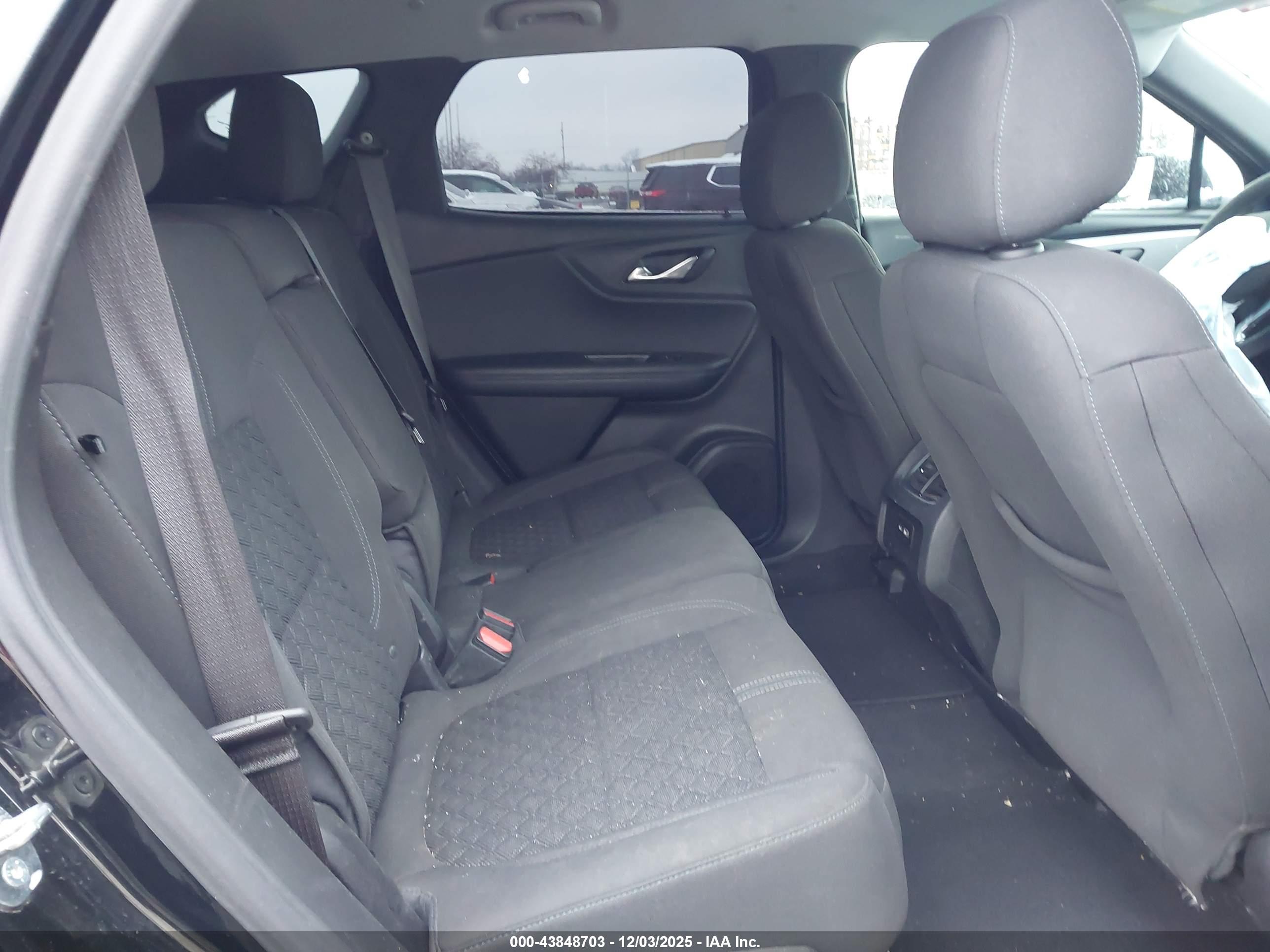 CHEVROLET BLAZER image 8