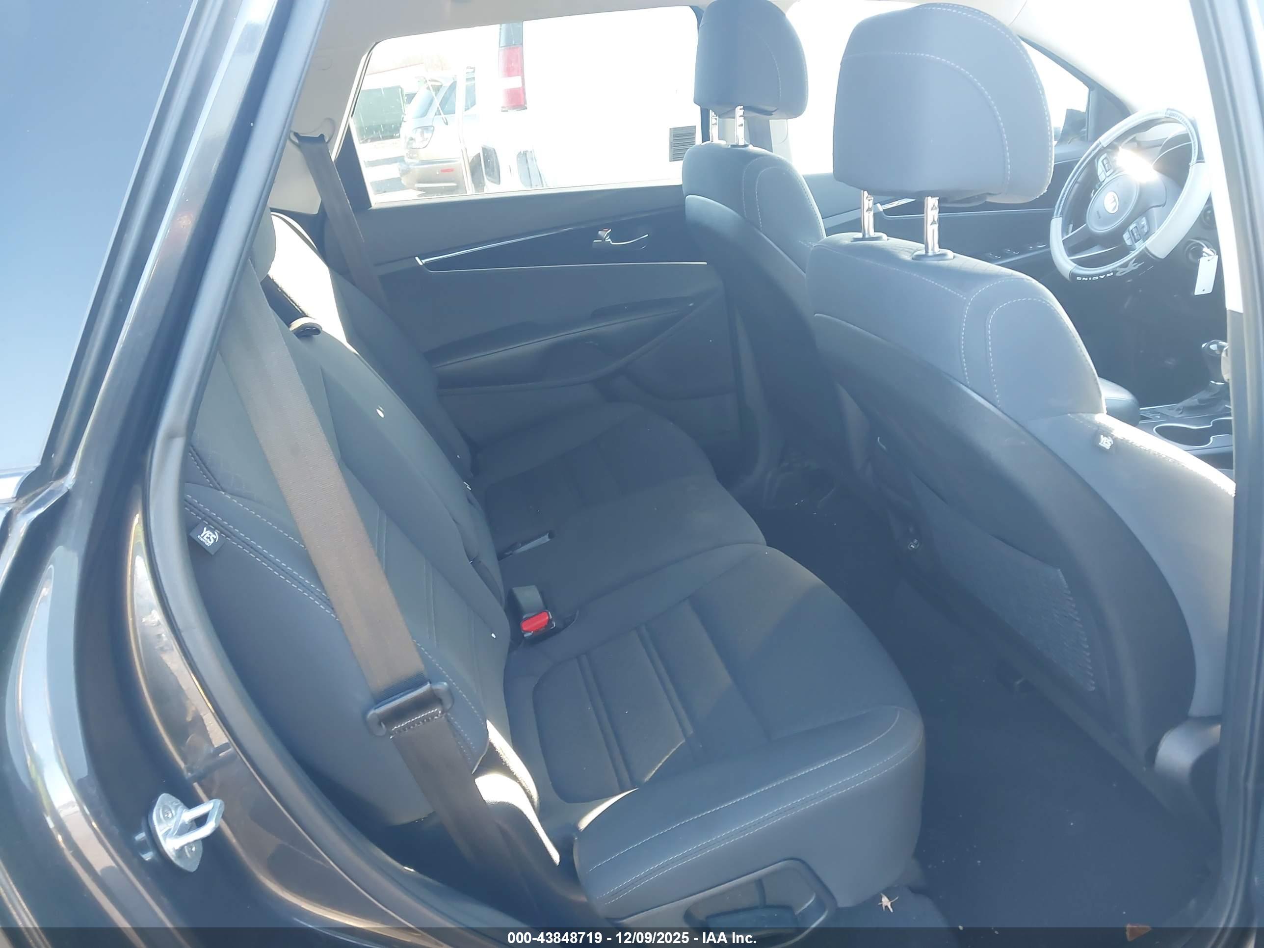 KIA SORENTO image 8