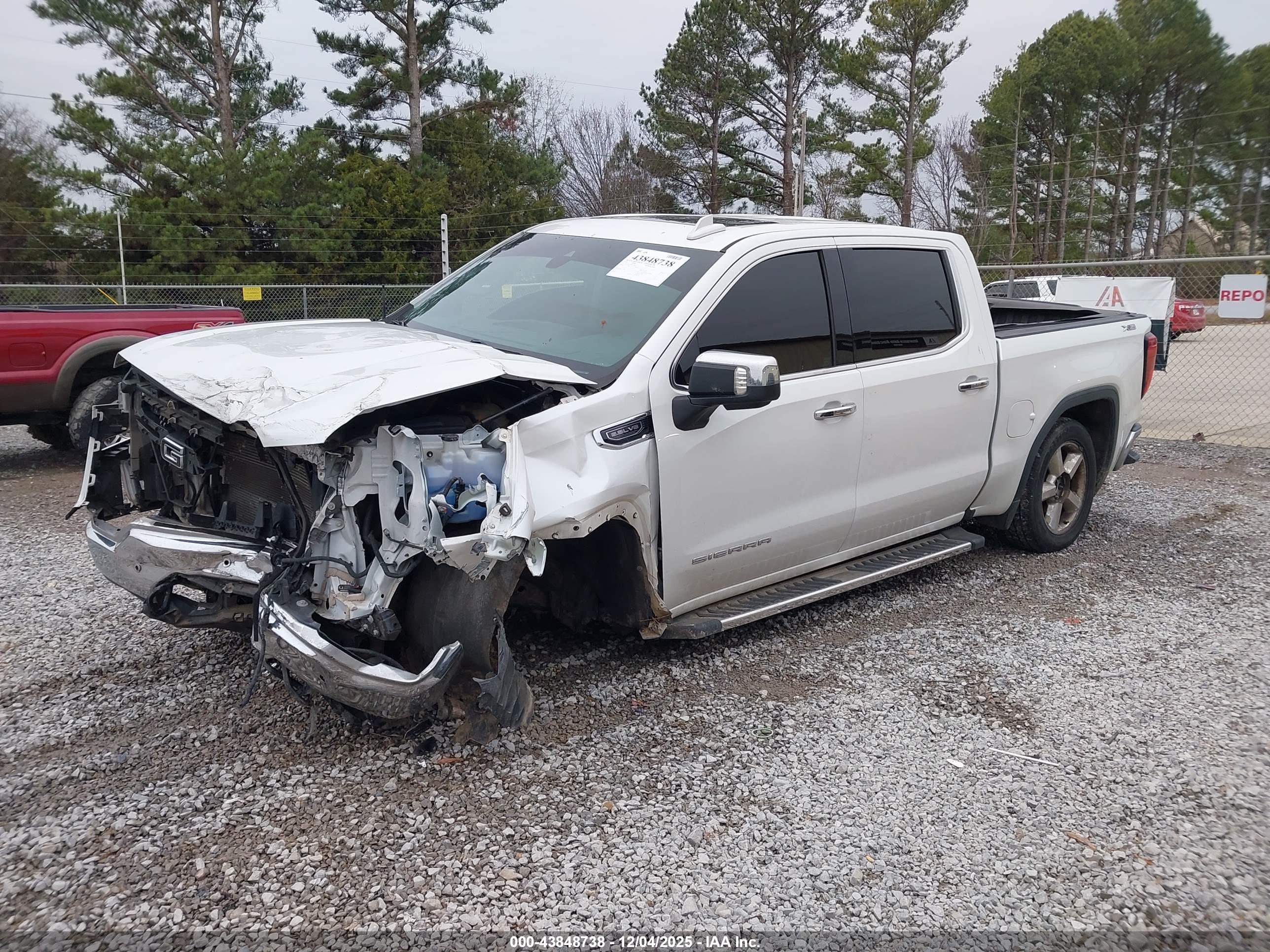 GMC SIERRA image 2
