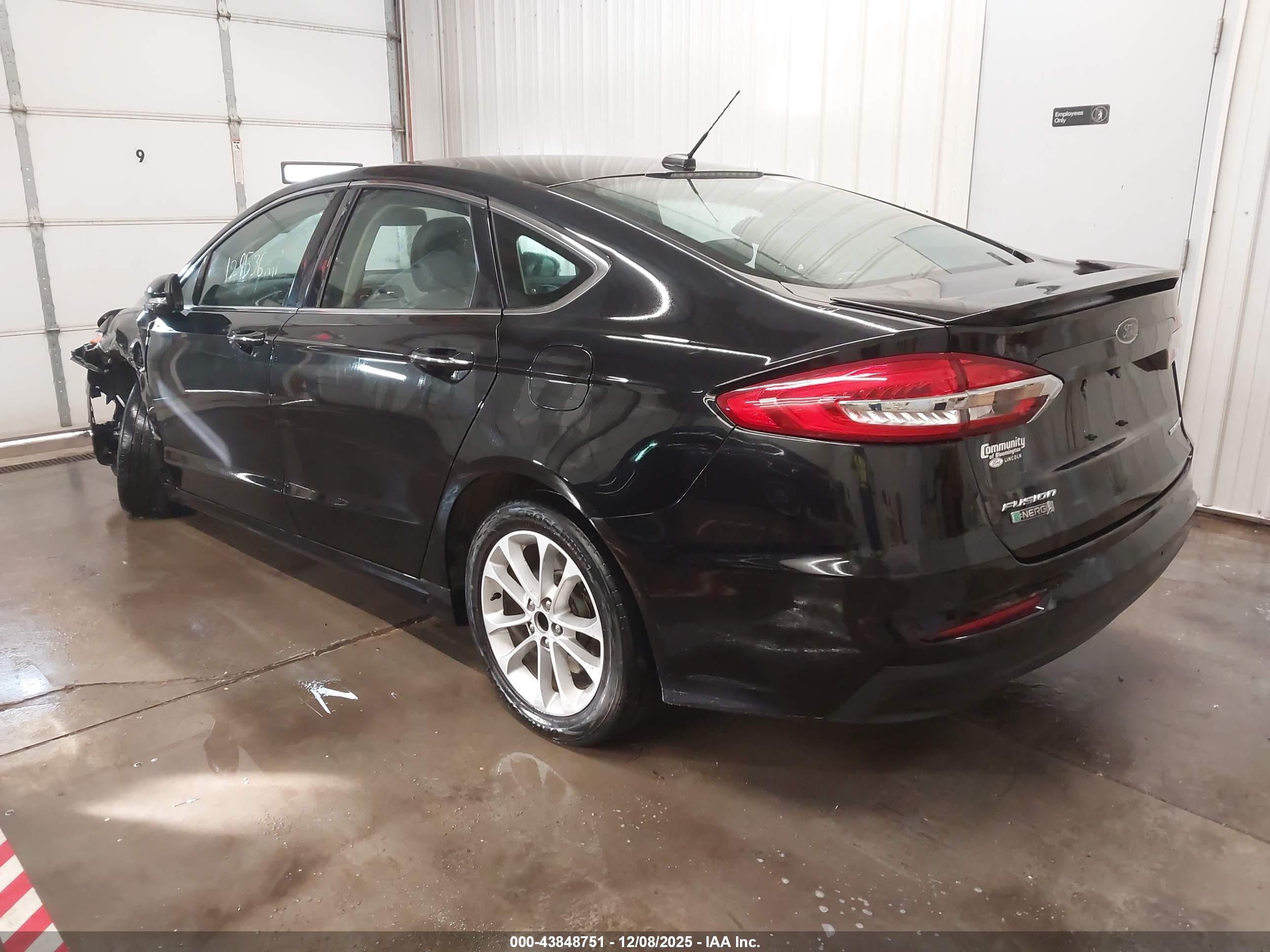FORD FUSION image 3