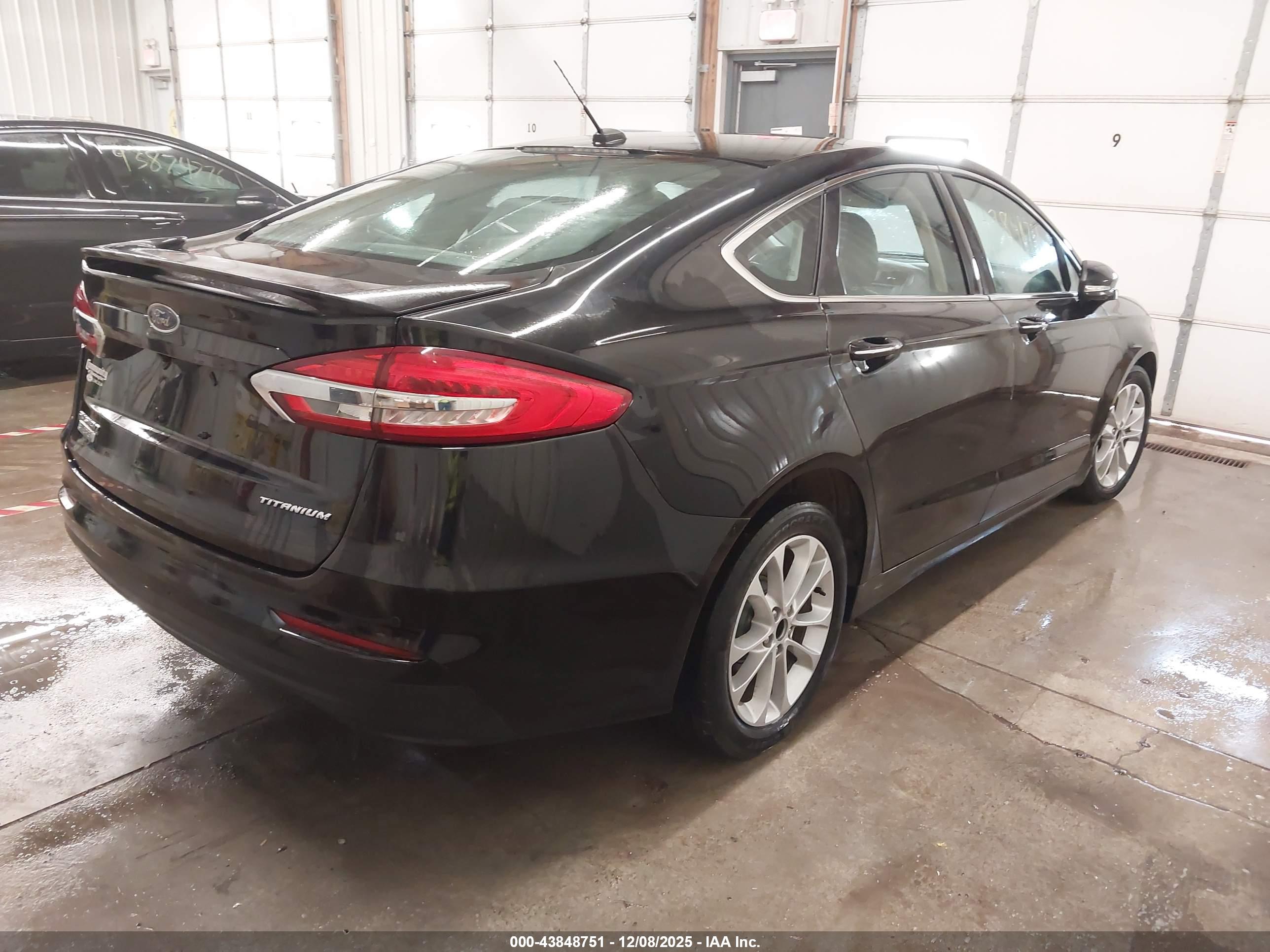 FORD FUSION image 4