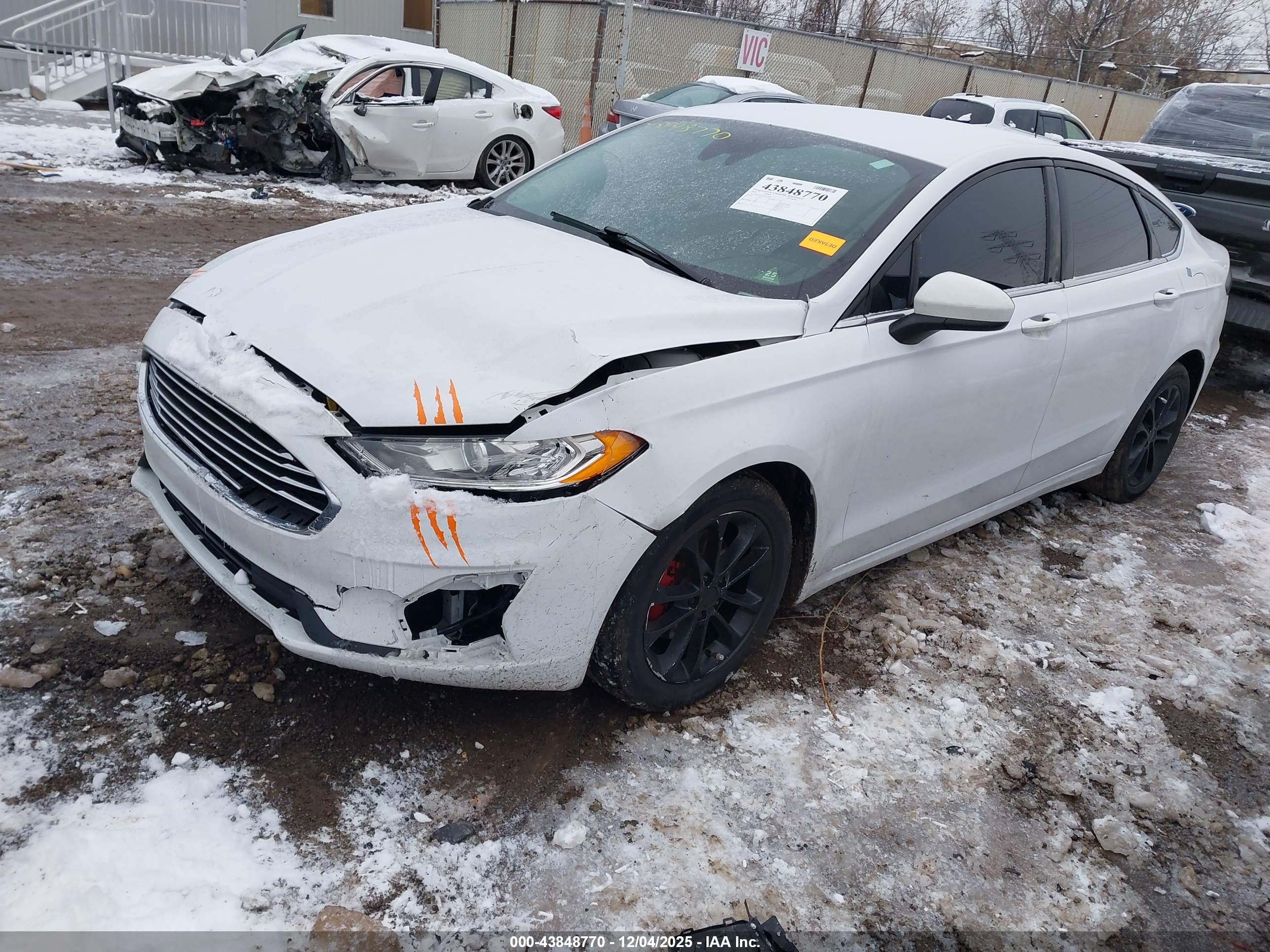FORD FUSION image 2
