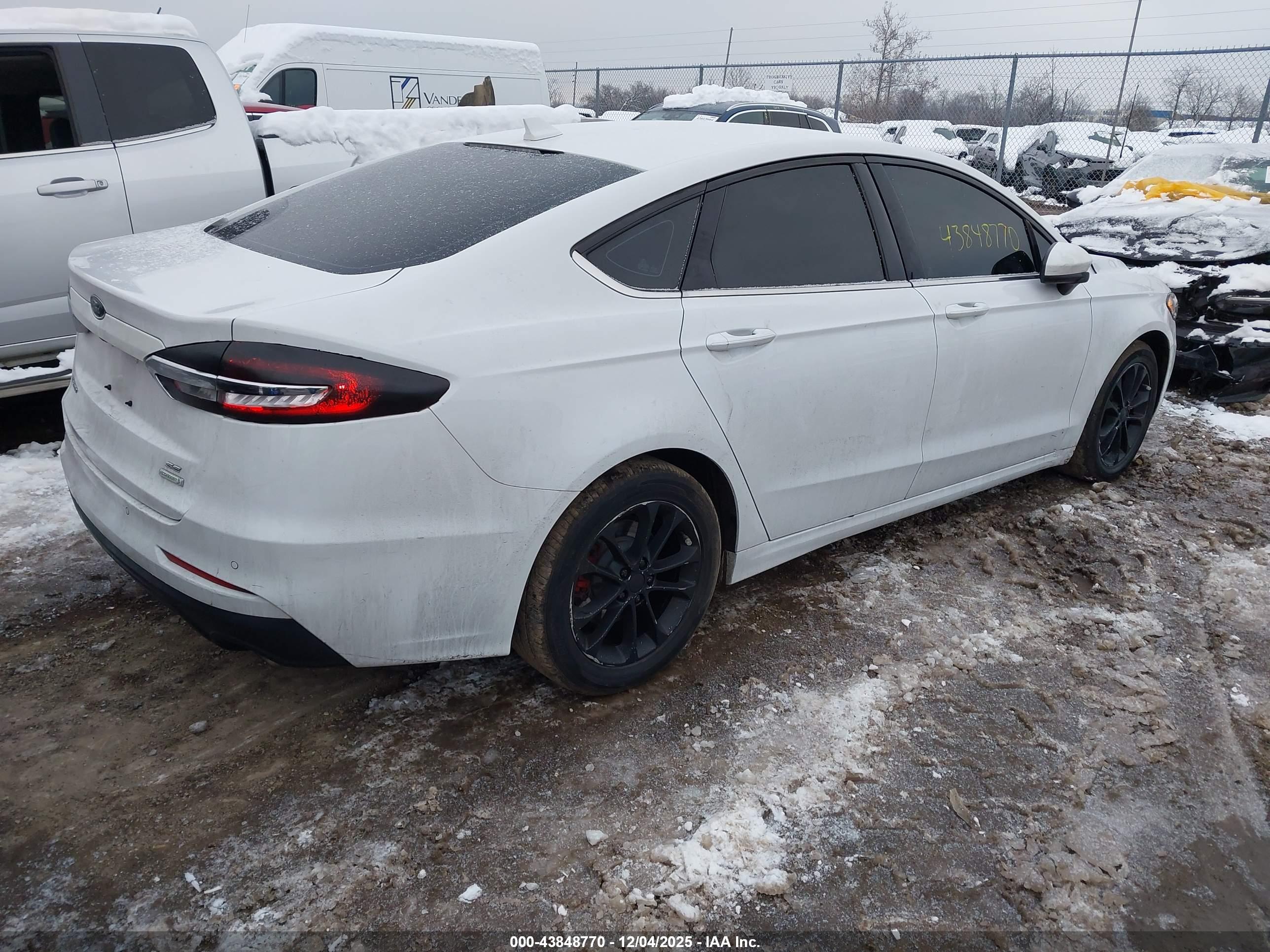 FORD FUSION image 4