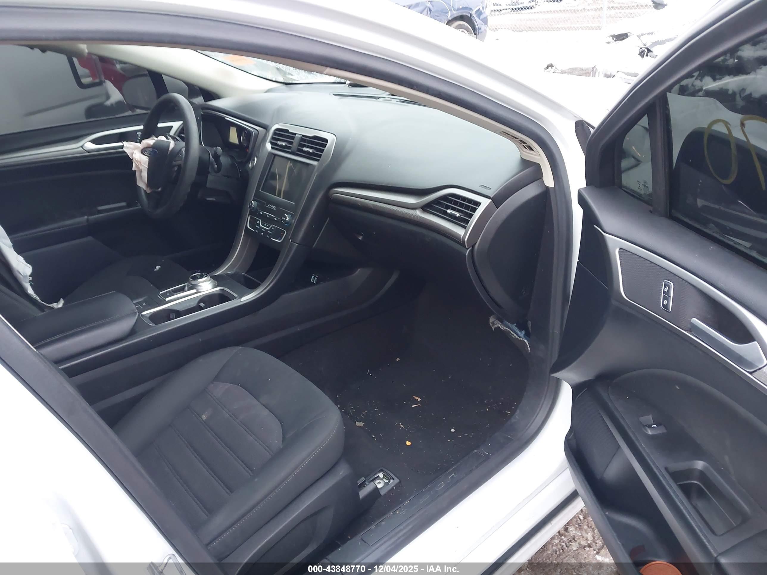 FORD FUSION image 5